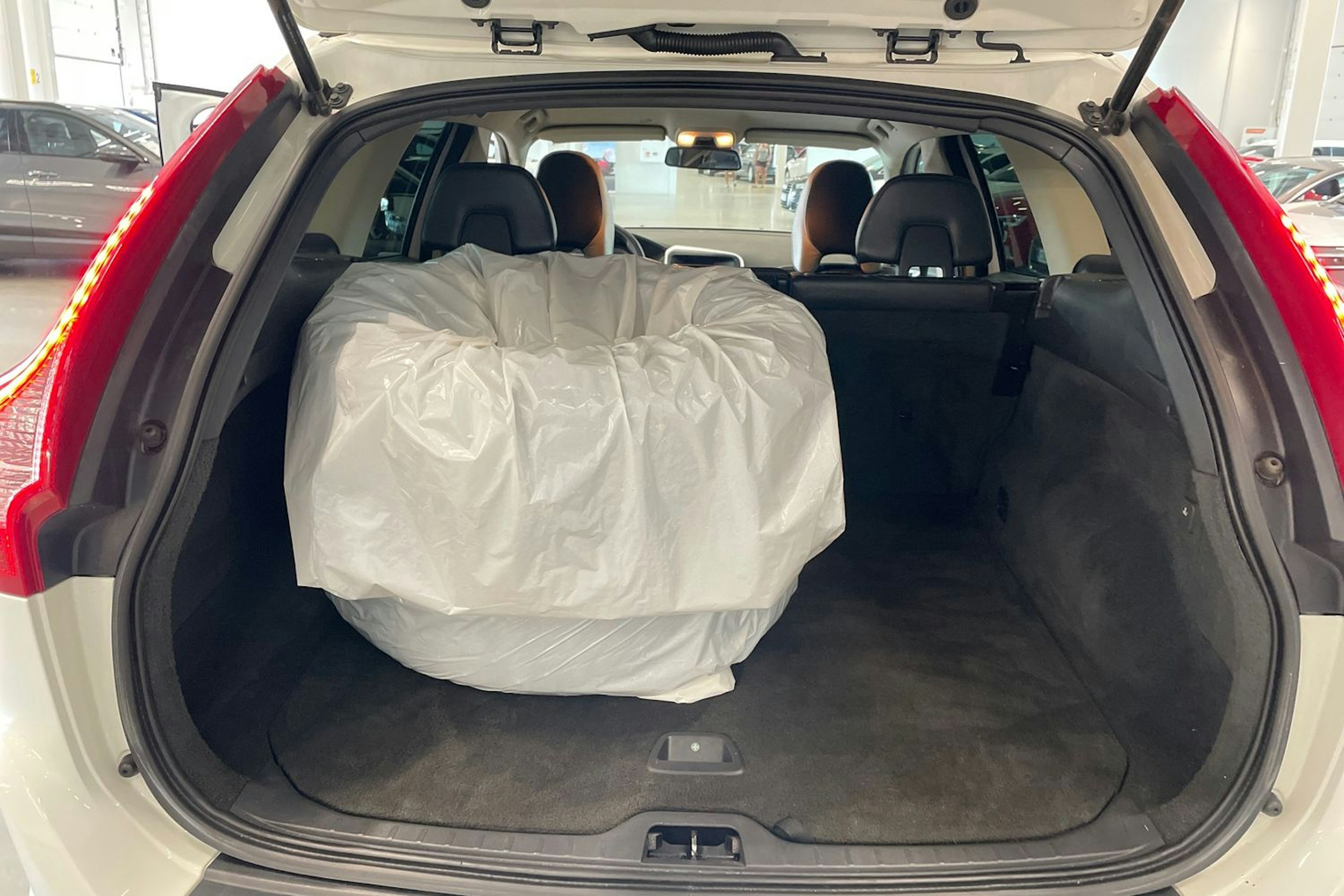 valkoinen Volvo XC60 2011 kuva 27.