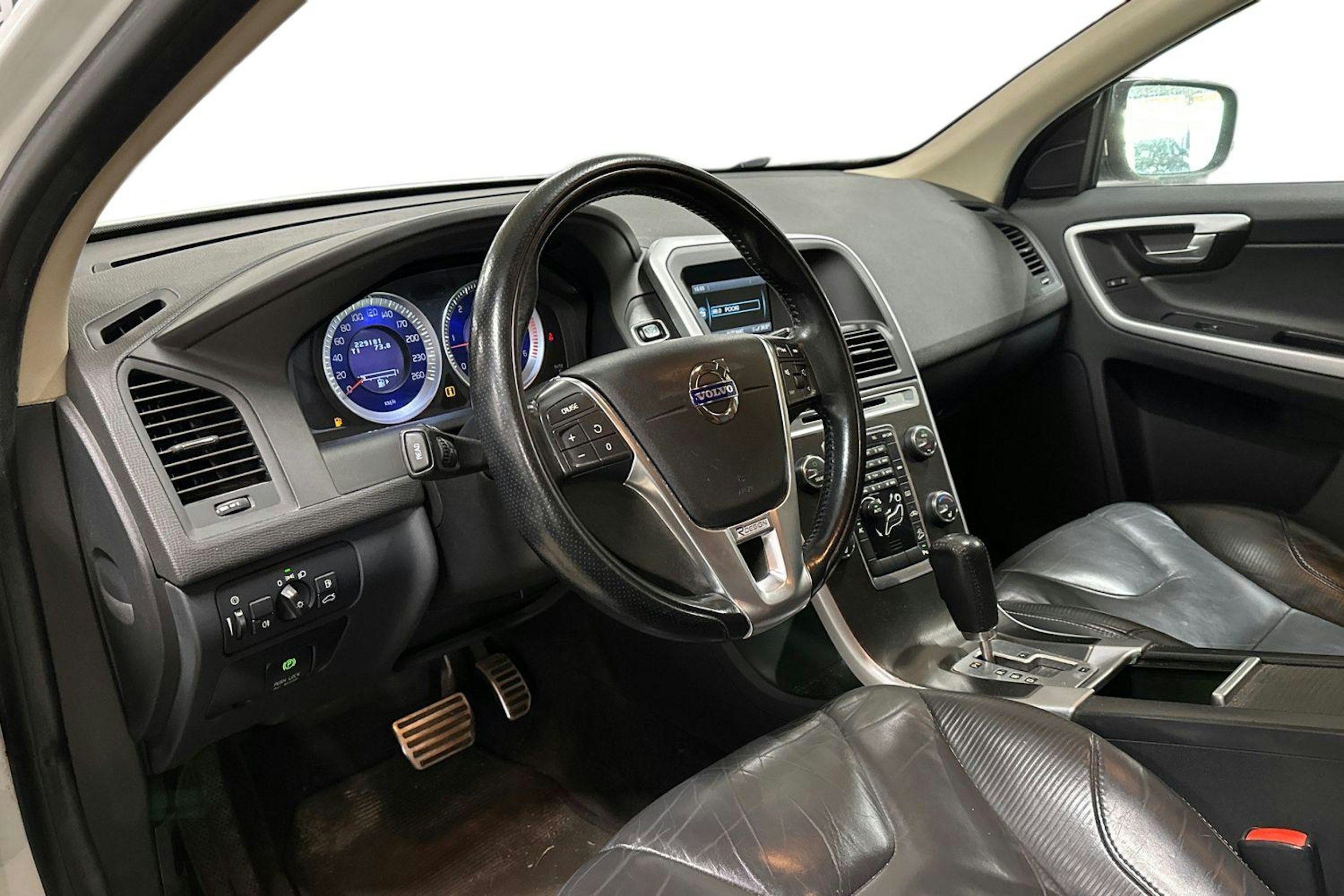 valkoinen Volvo XC60 2011 kuva 3.