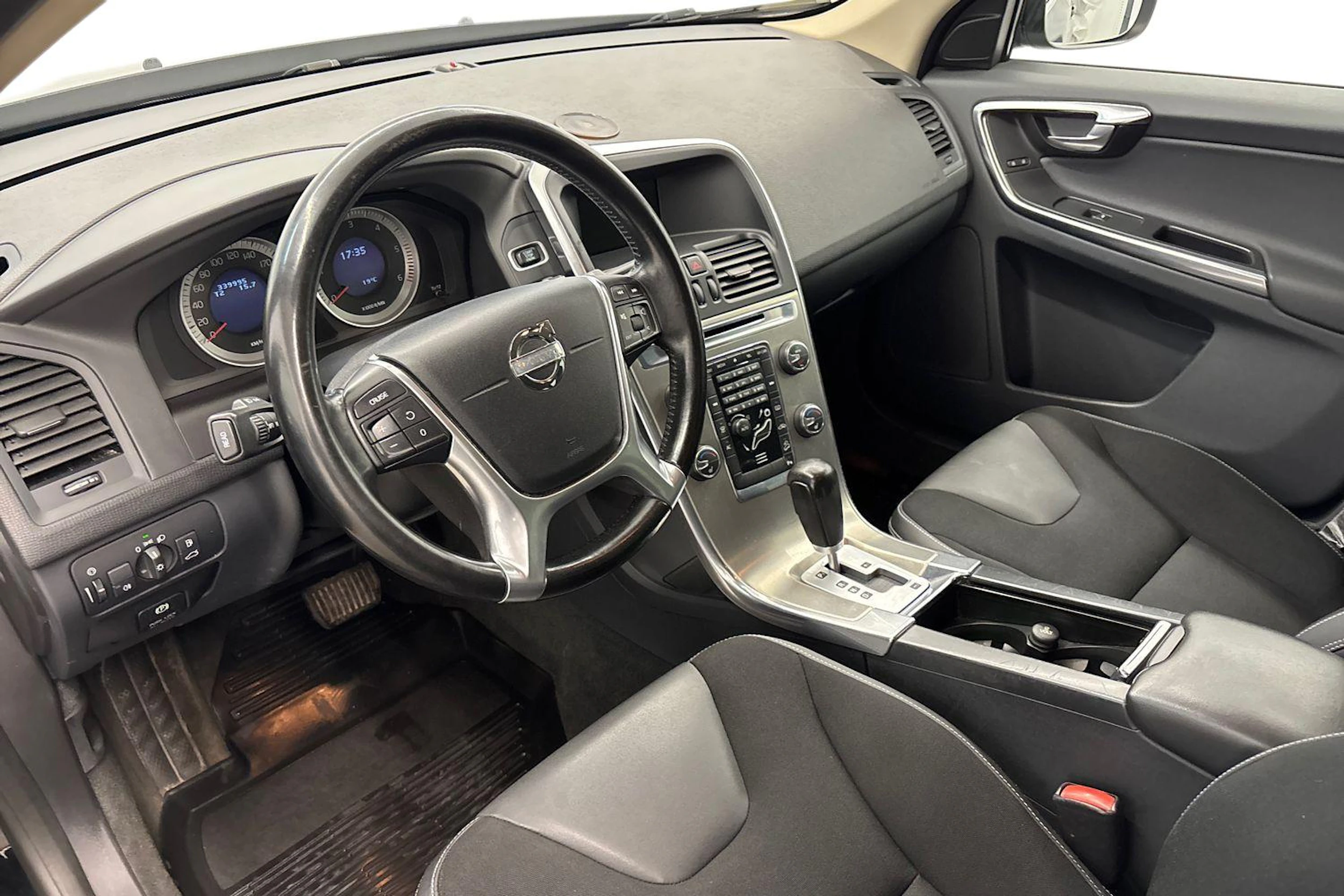 musta Volvo XC60 2011 kuva 8.