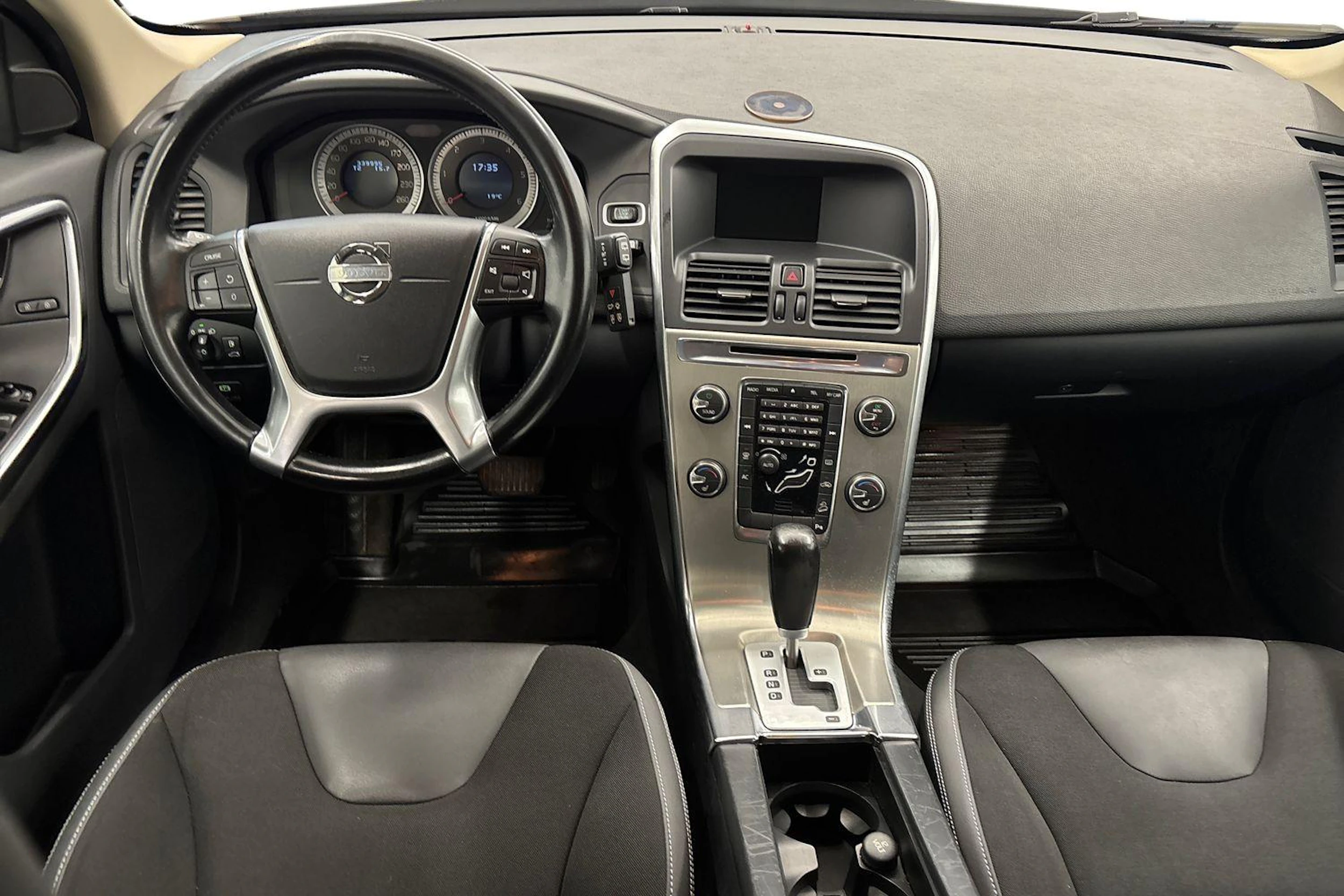 musta Volvo XC60 2011 kuva 9.