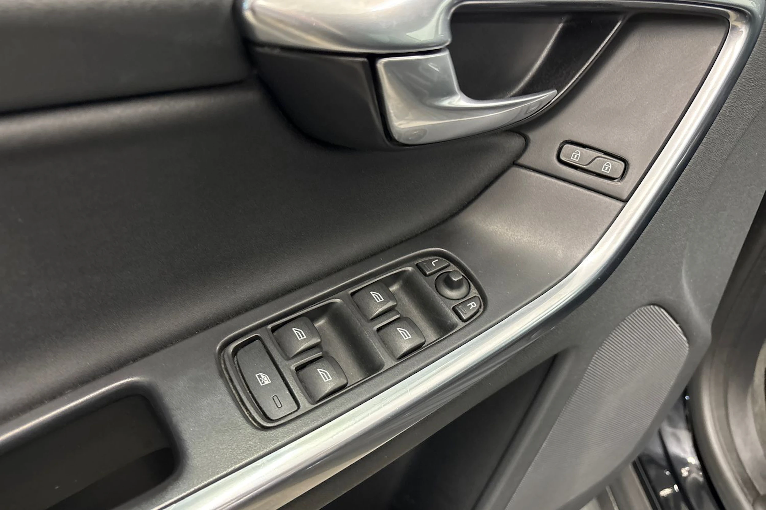musta Volvo XC60 2011 kuva 20.