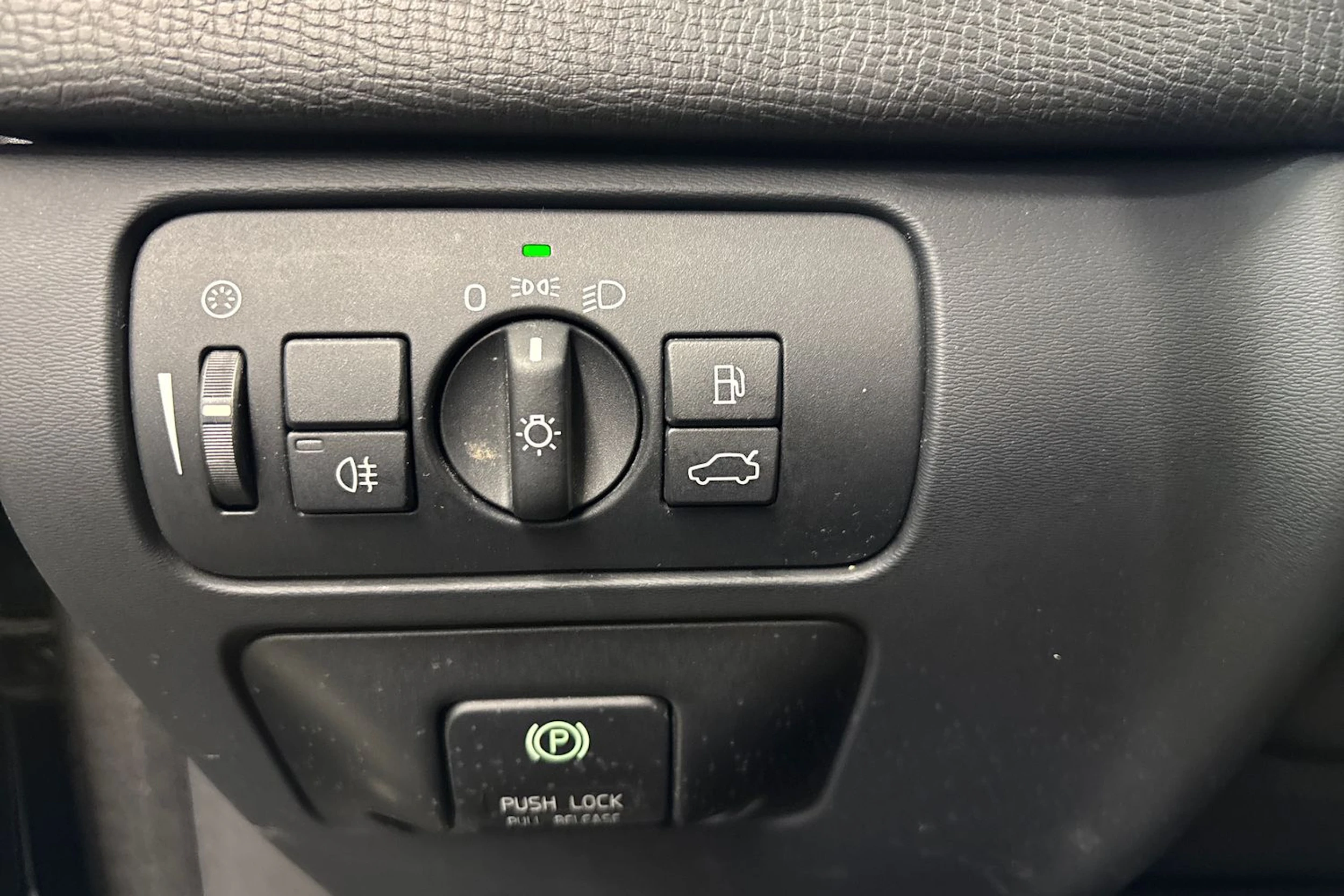 musta Volvo XC60 2011 kuva 21.