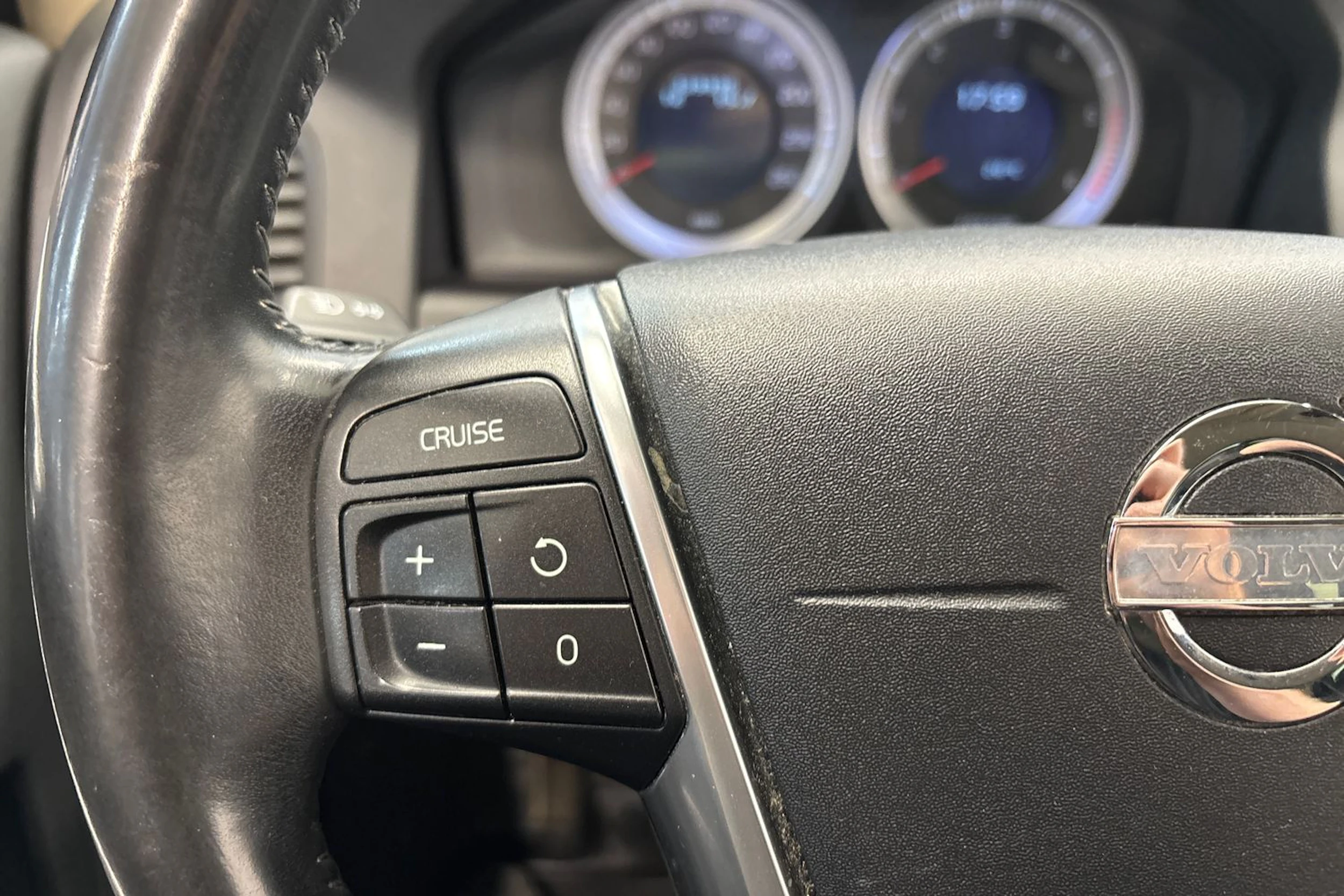 musta Volvo XC60 2011 kuva 22.