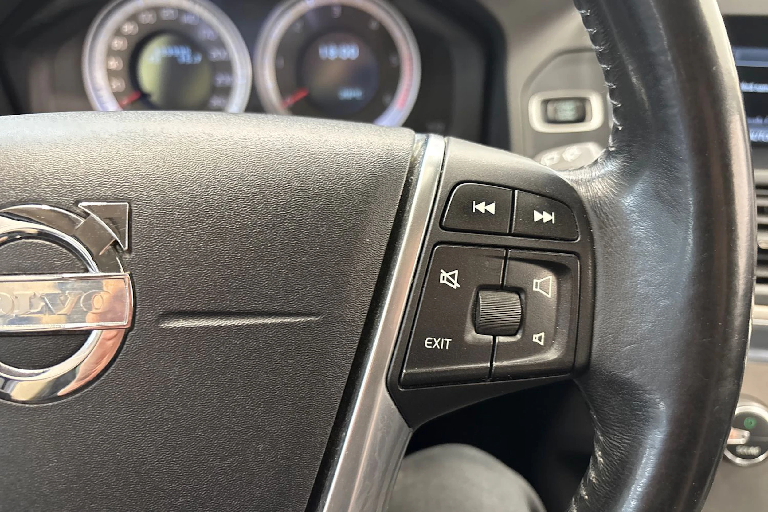 musta Volvo XC60 2011 kuva 23.