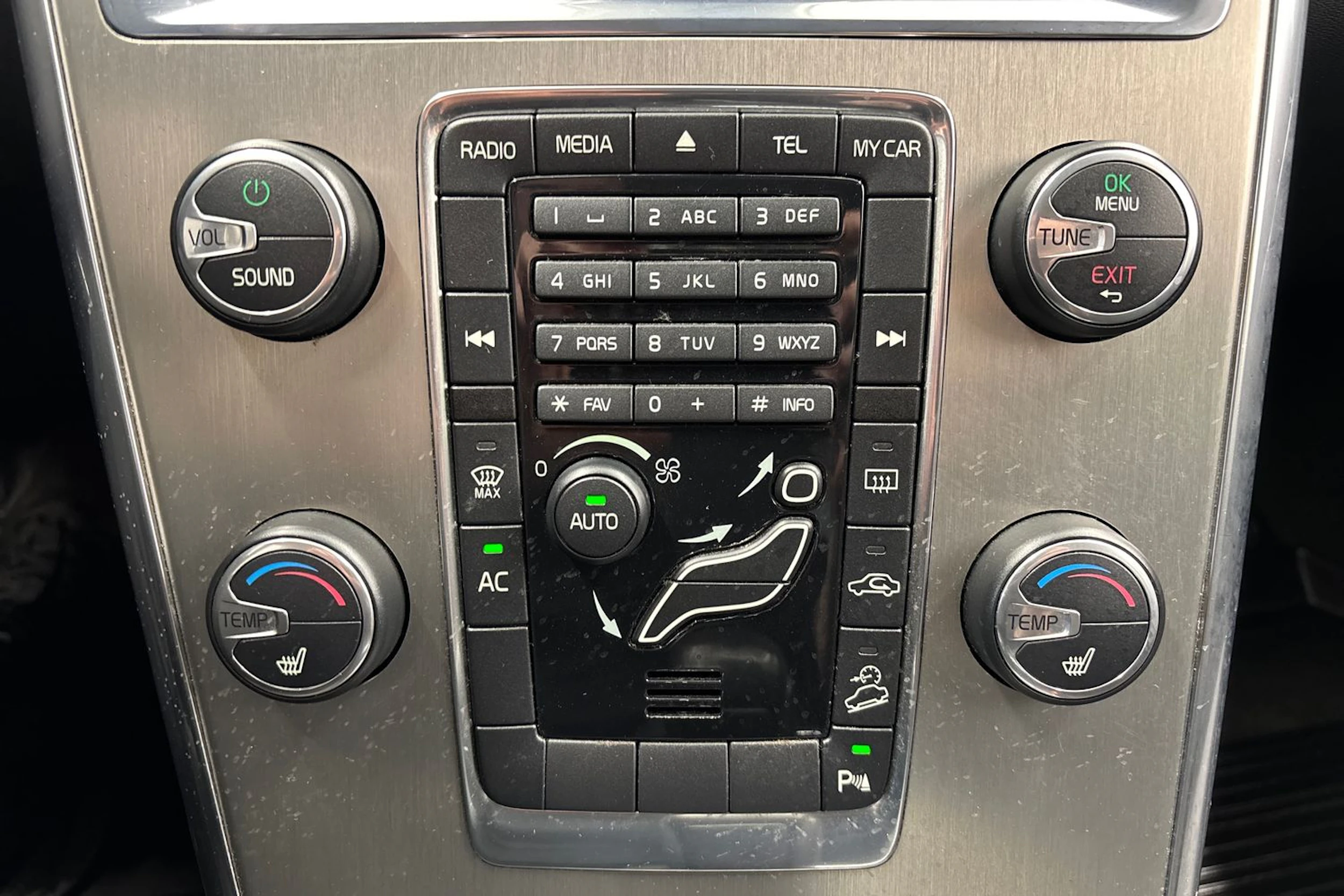 musta Volvo XC60 2011 kuva 25.
