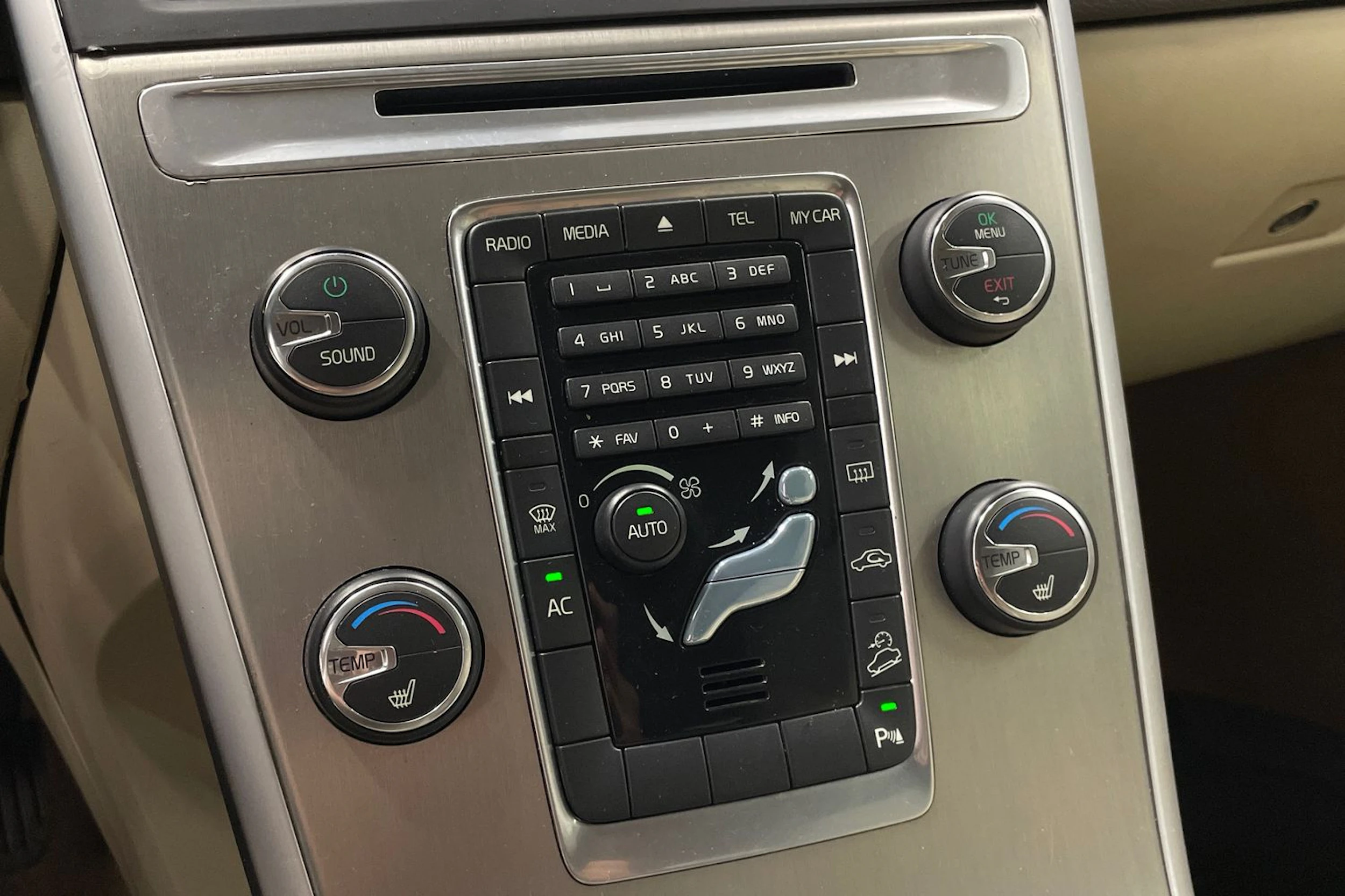 Musta Volvo XC60 2011 kuva 17.