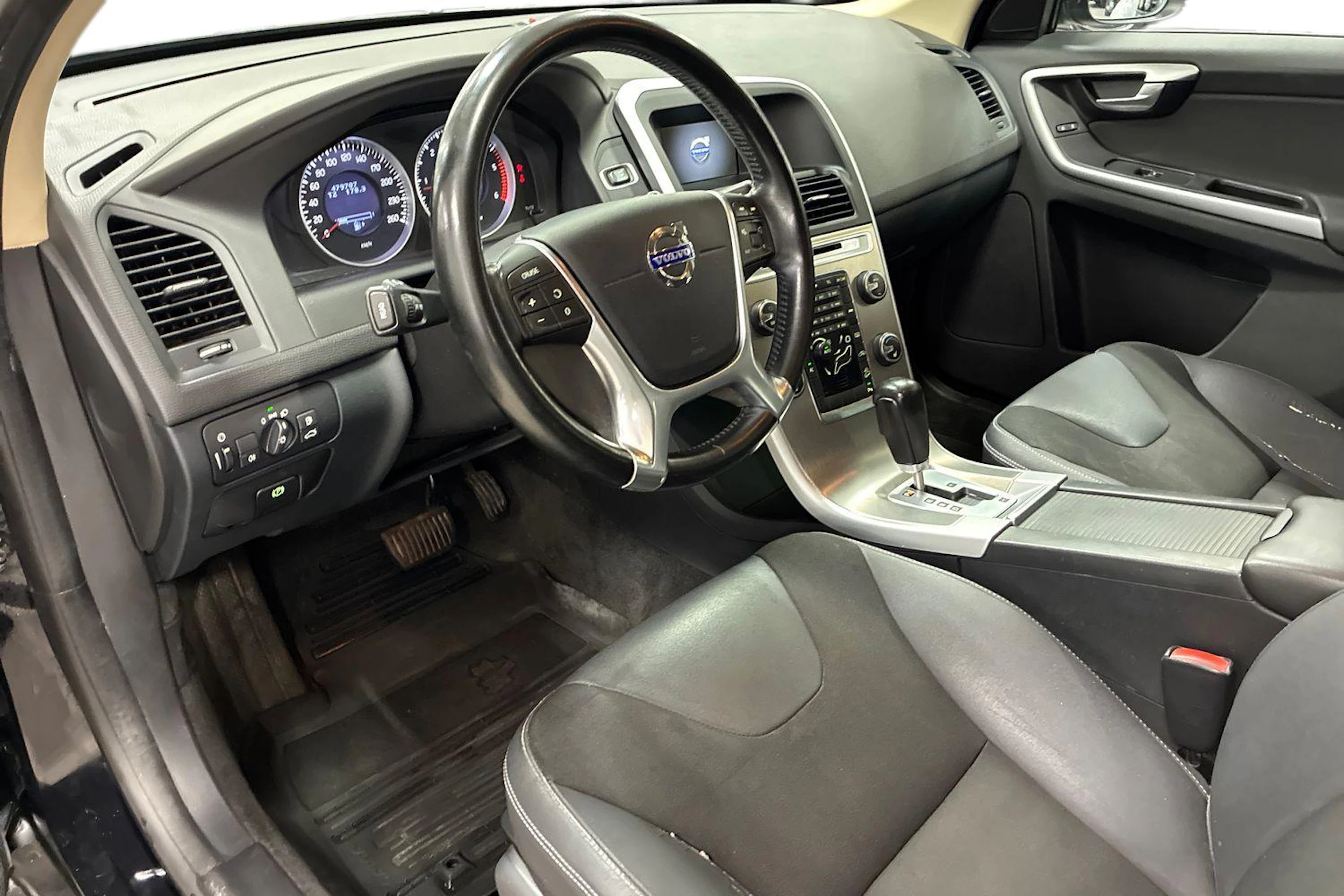 musta Volvo XC60 2011 kuva 6.