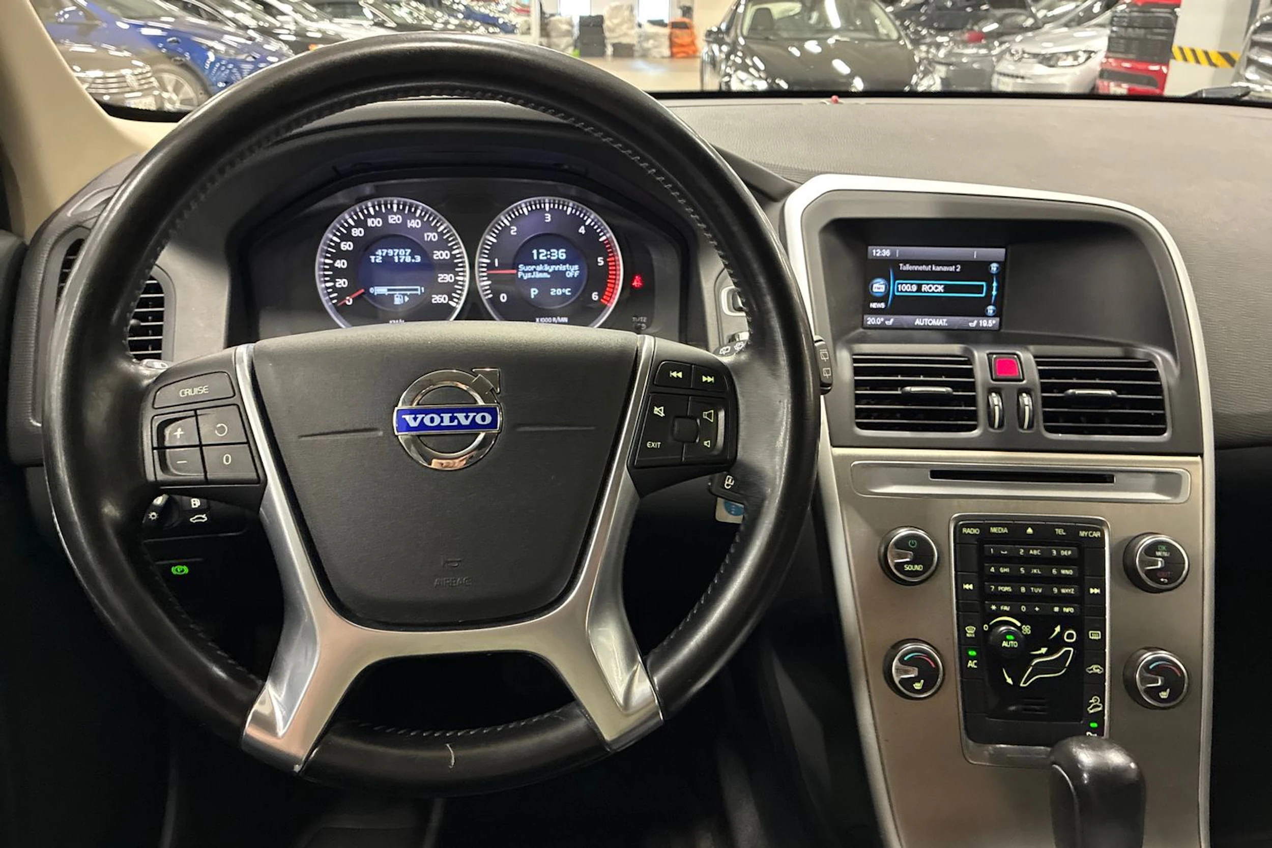 musta Volvo XC60 2011 kuva 11.