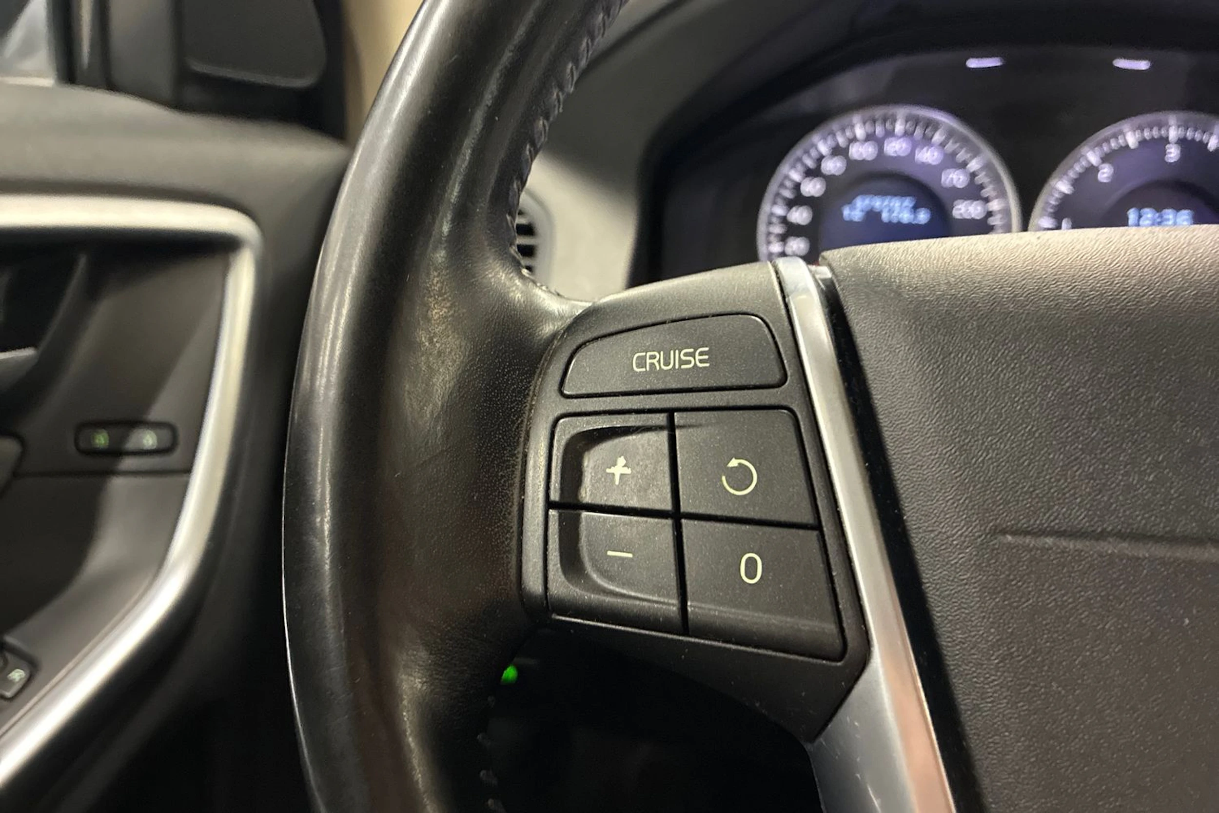 musta Volvo XC60 2011 kuva 13.