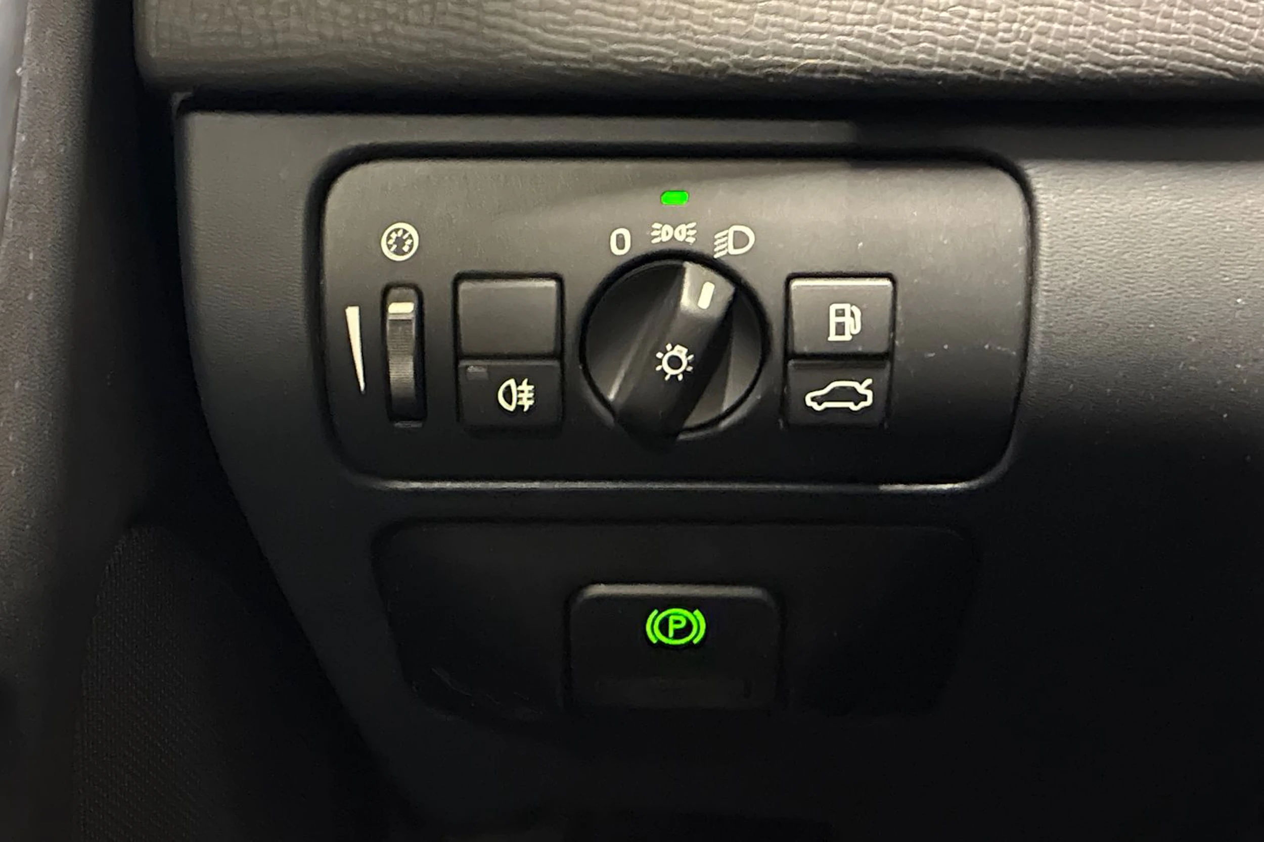 musta Volvo XC60 2011 kuva 15.