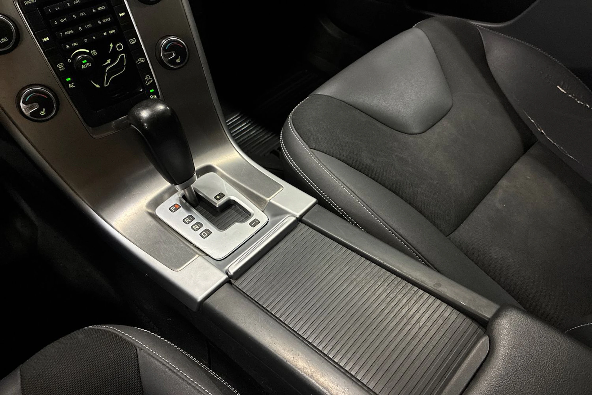 musta Volvo XC60 2011 kuva 17.