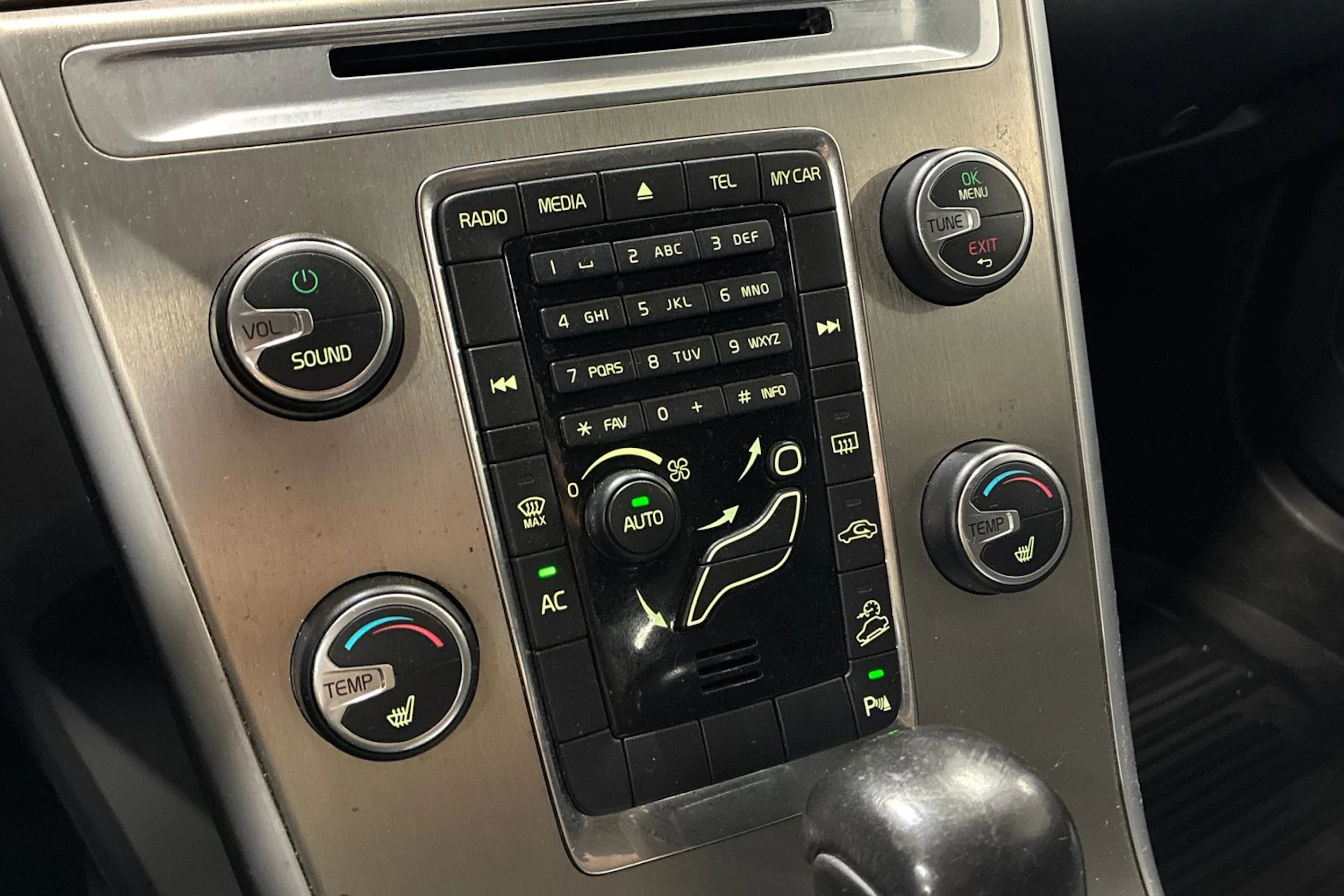 musta Volvo XC60 2011 kuva 18.