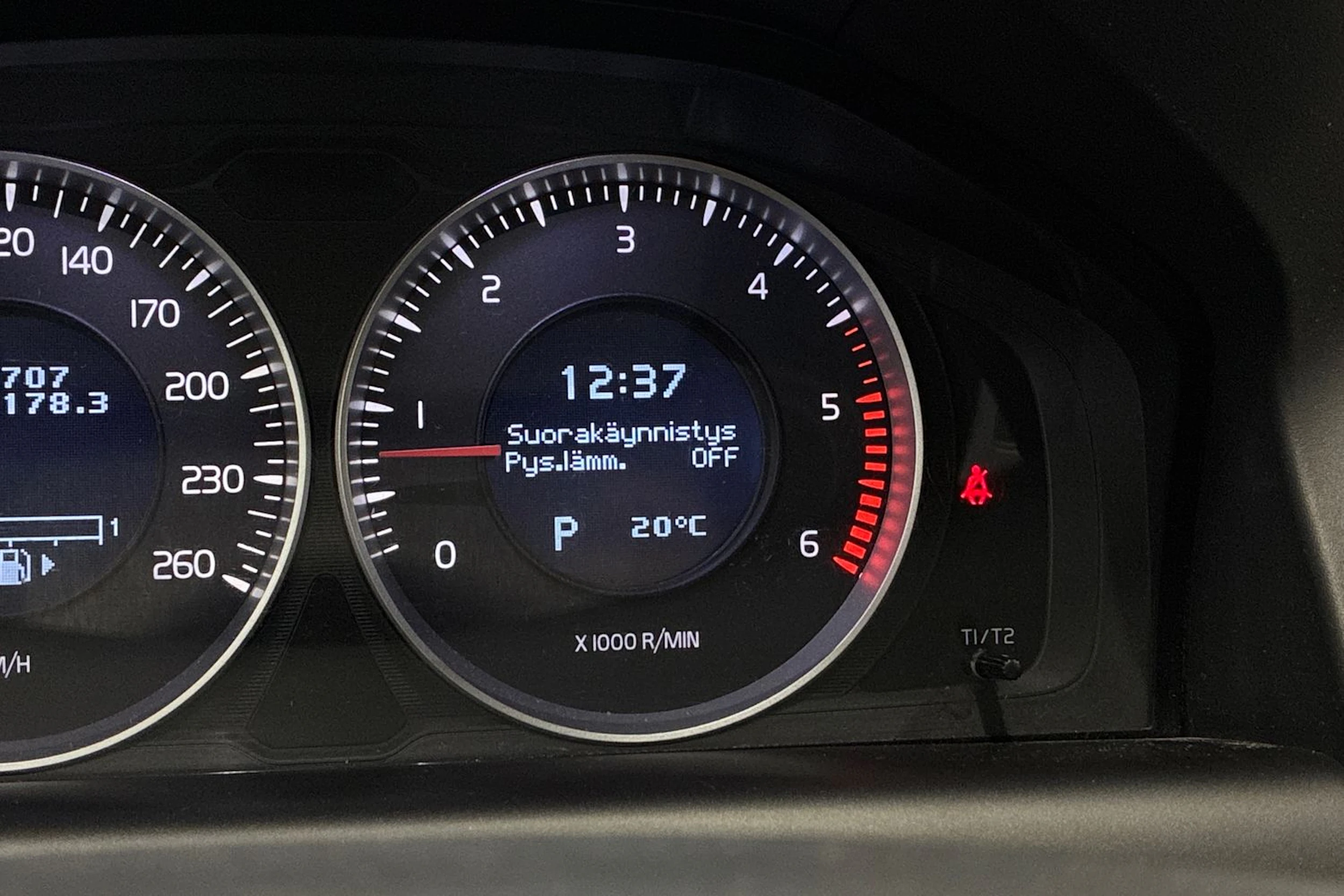 musta Volvo XC60 2011 kuva 21.