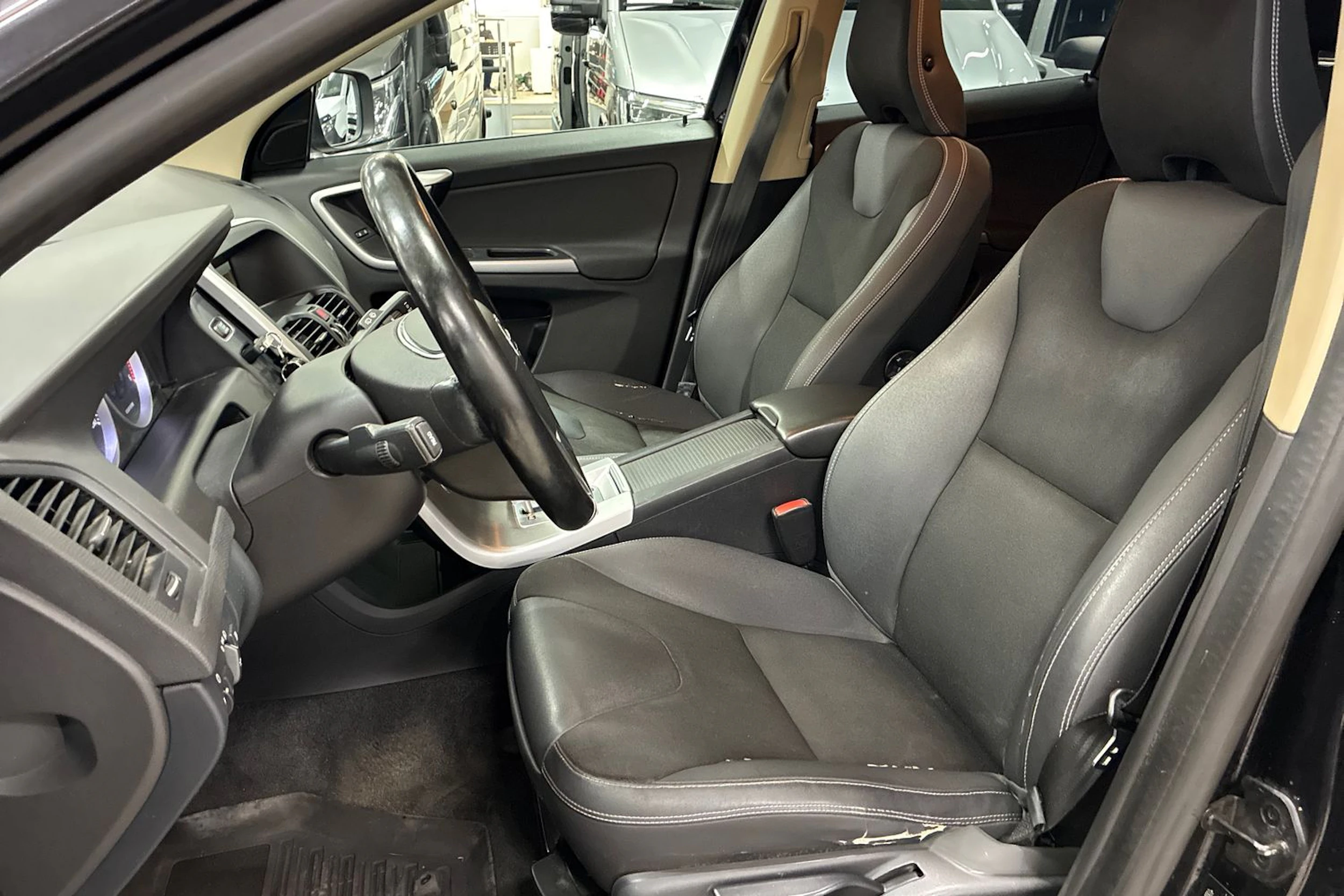 musta Volvo XC60 2011 kuva 22.