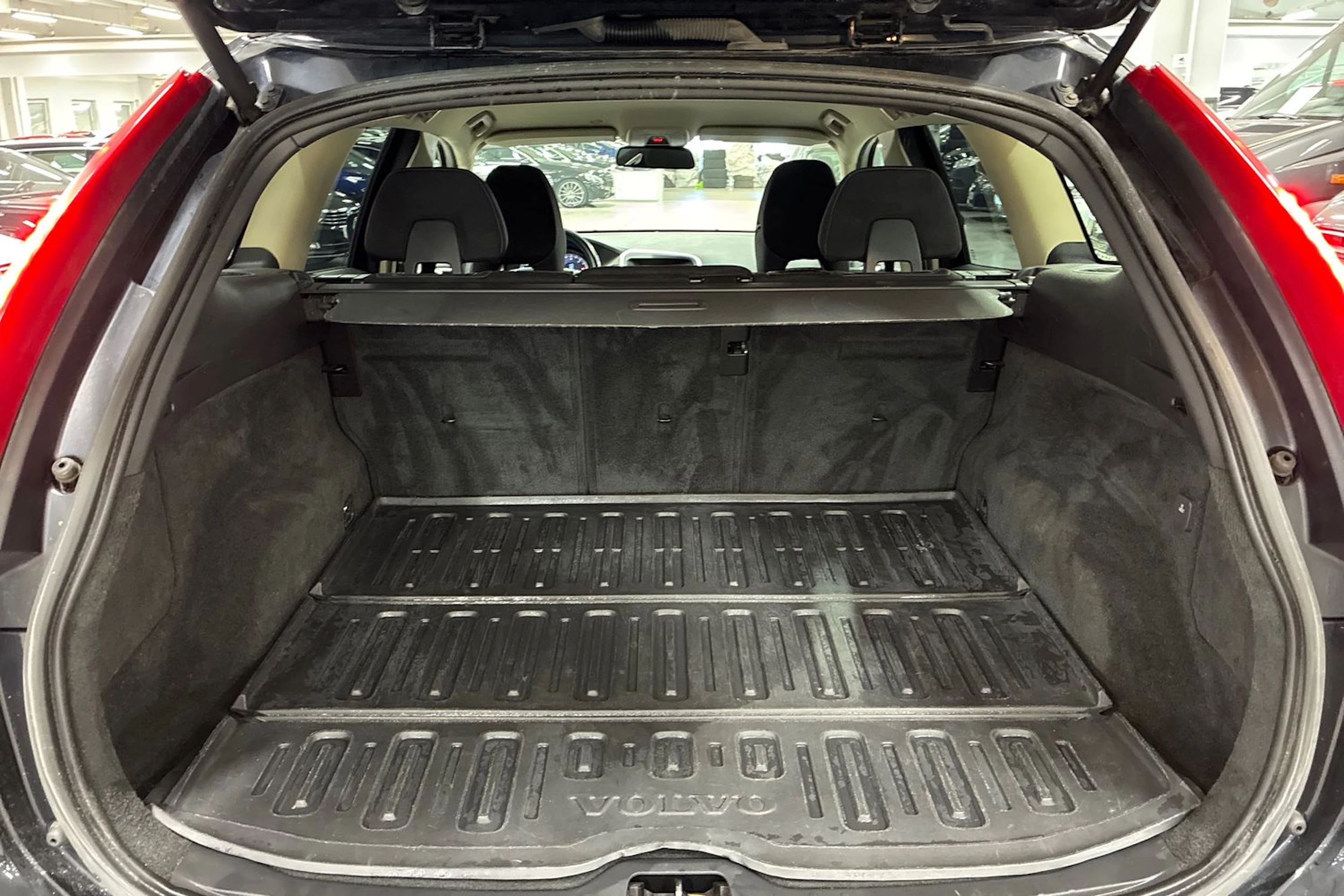 musta Volvo XC60 2011 kuva 23.