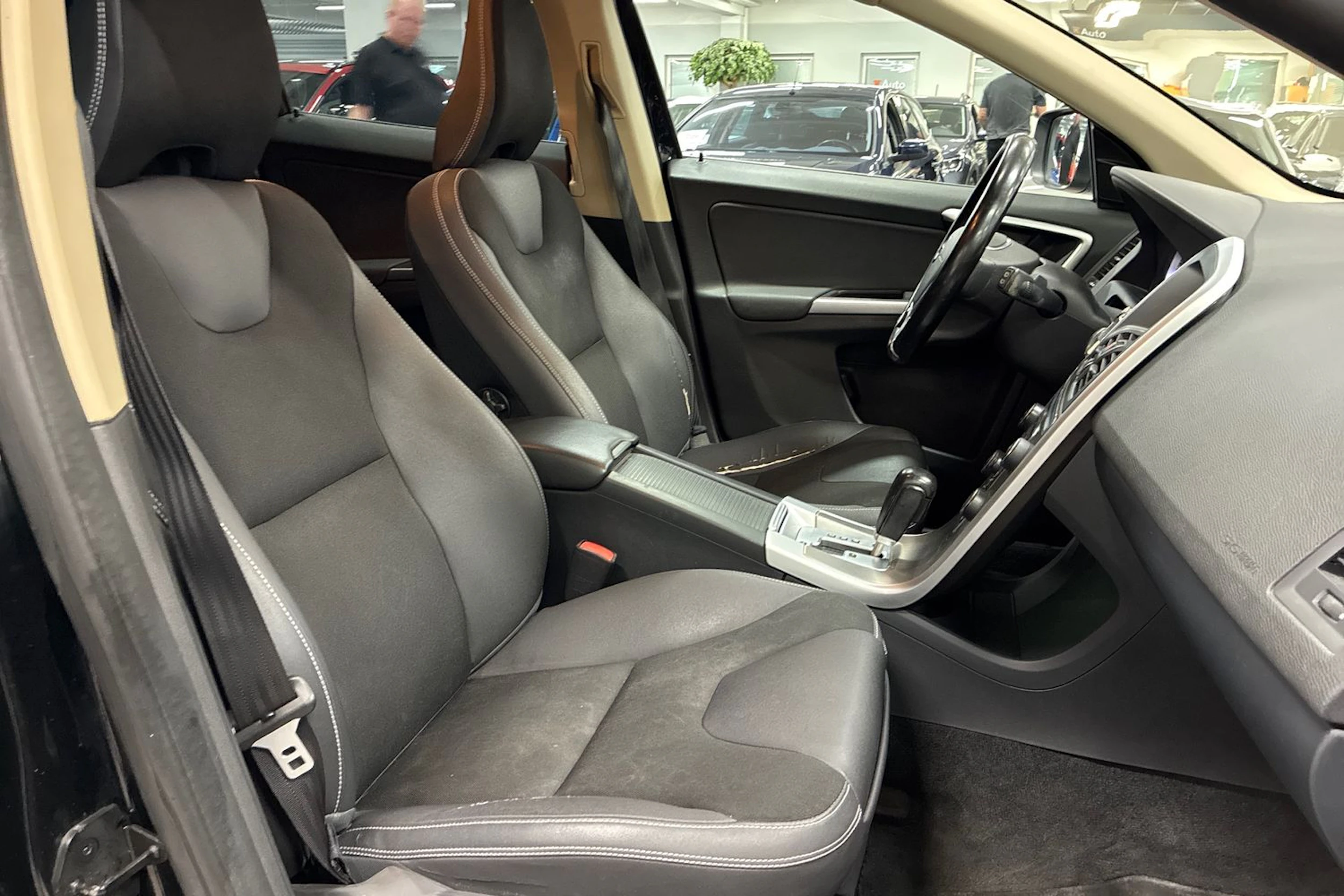 musta Volvo XC60 2011 kuva 26.