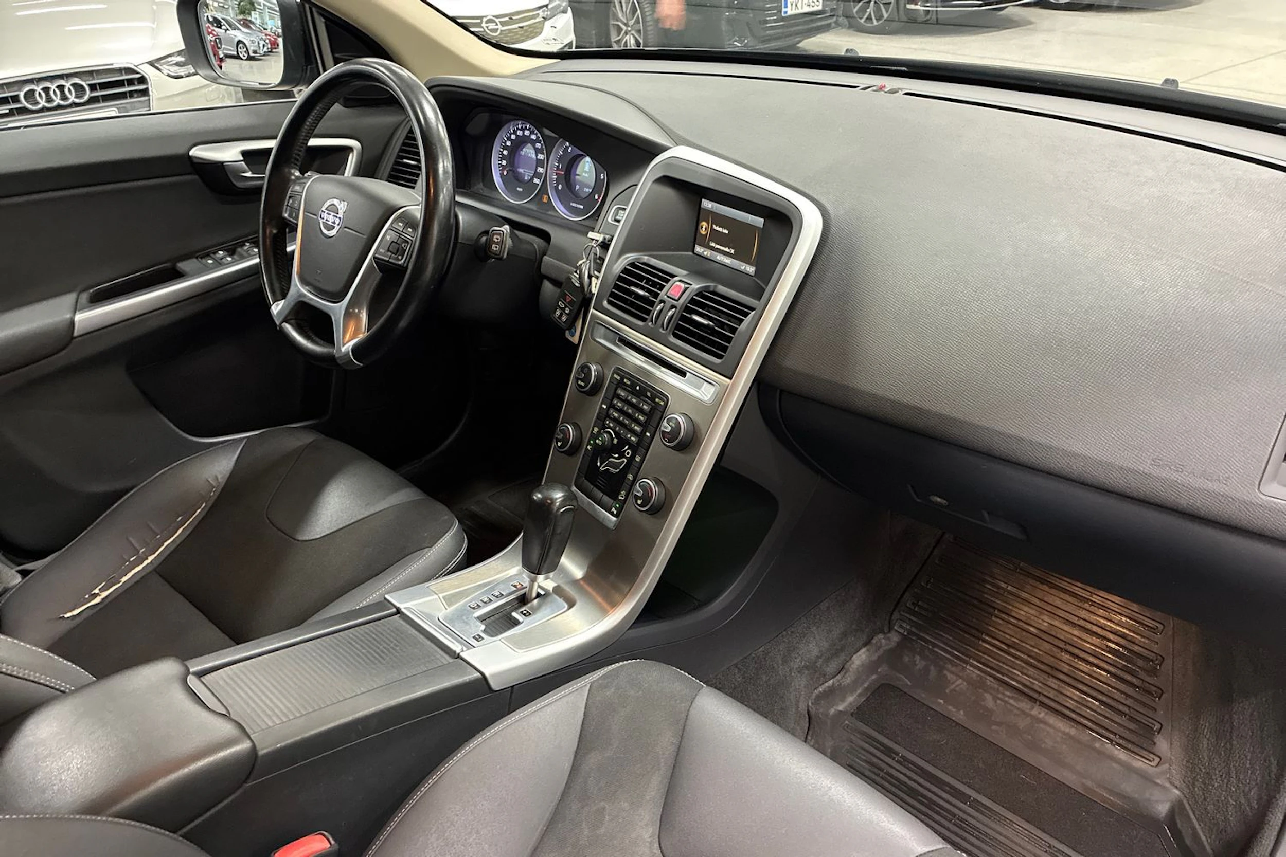 musta Volvo XC60 2011 kuva 27.