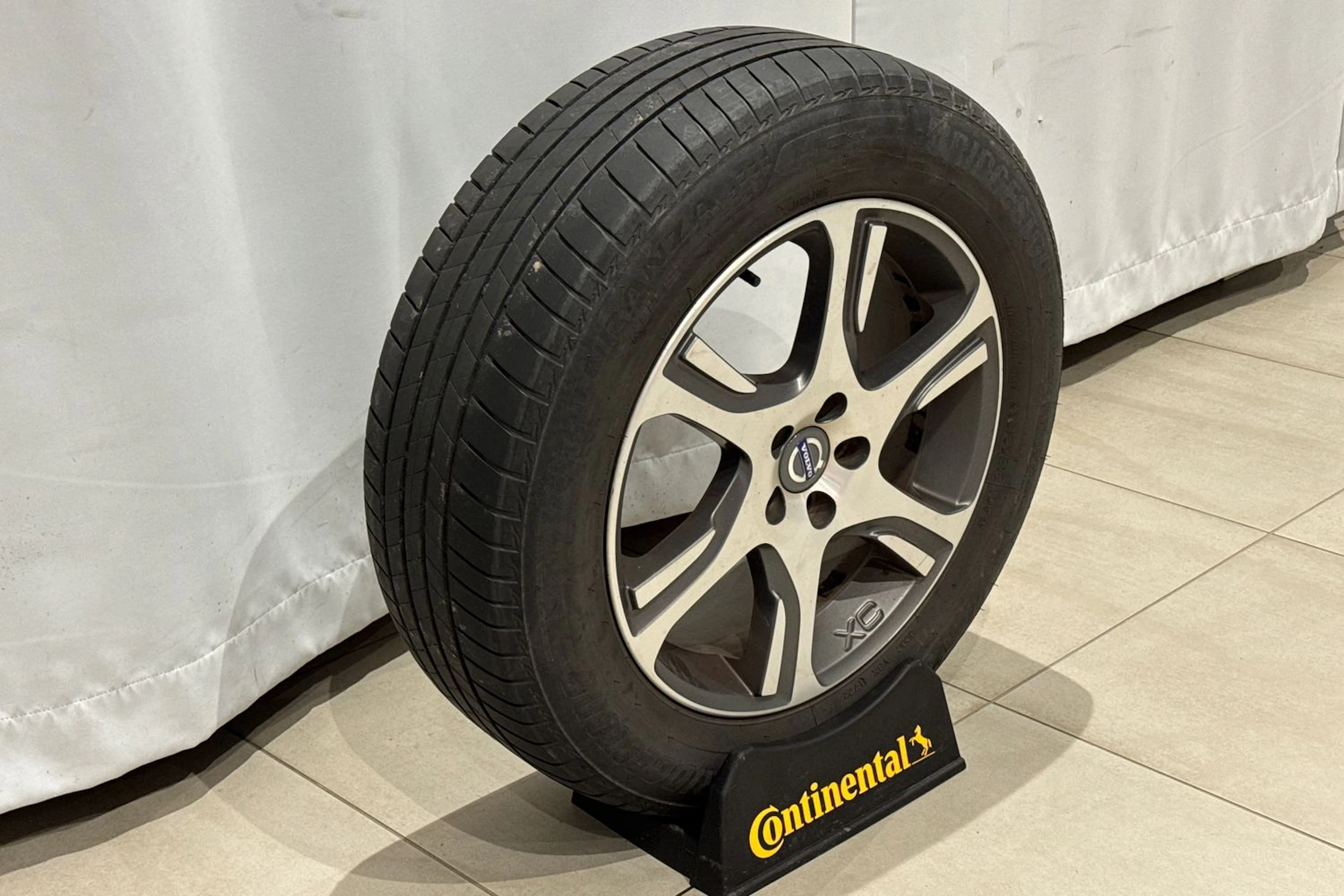 musta Volvo XC60 2011 kuva 14.