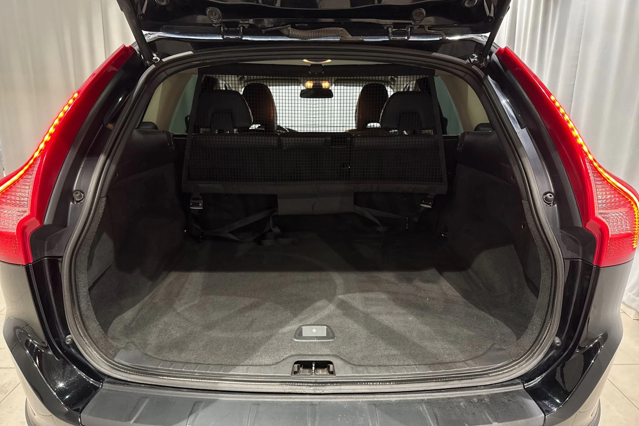 musta Volvo XC60 2011 kuva 16.