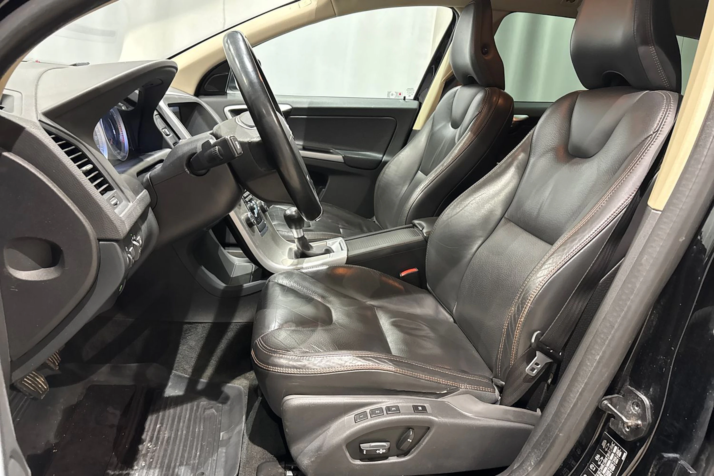 musta Volvo XC60 2011 kuva 18.