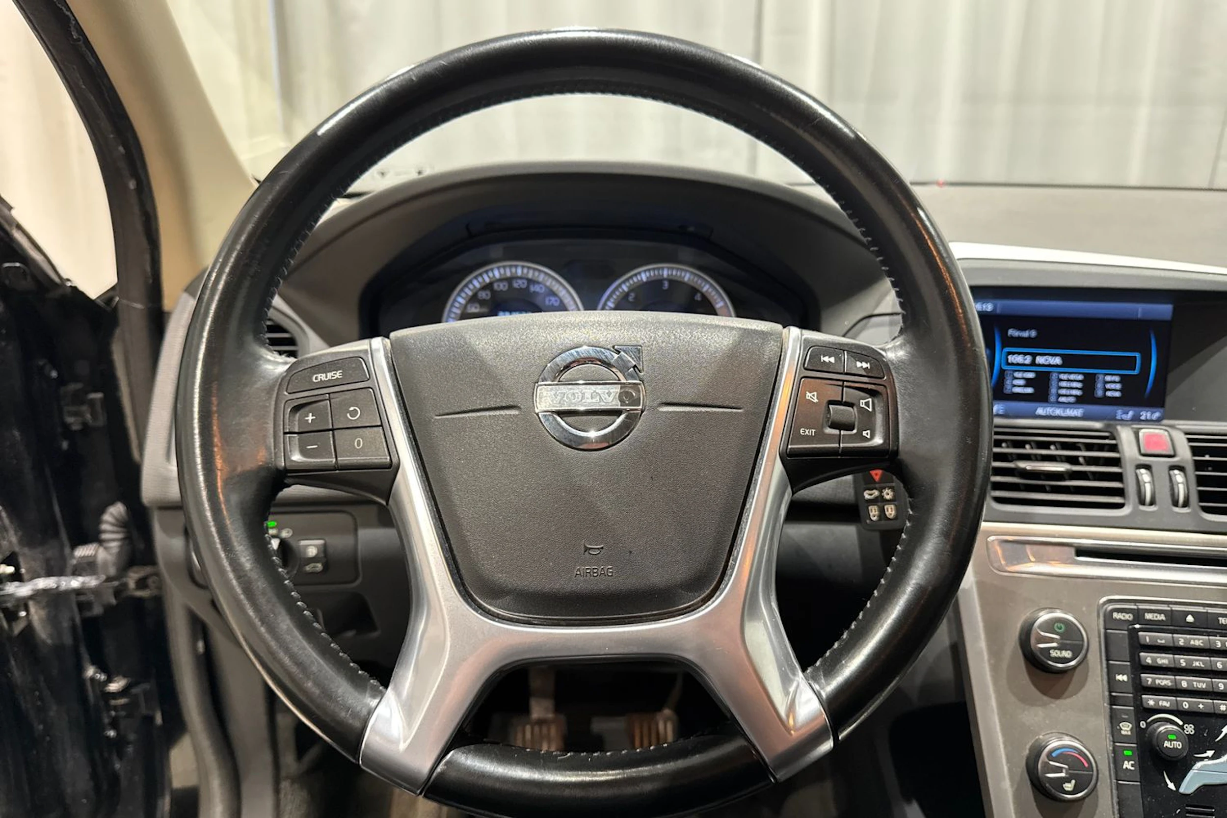 musta Volvo XC60 2011 kuva 19.