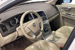 Valkoinen Volvo XC60 2011 kuva 3.