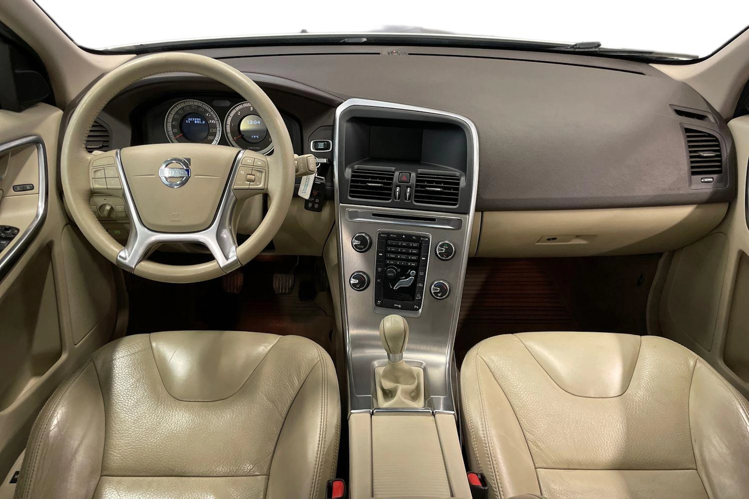 Valkoinen Volvo XC60 2012 kuva 7.