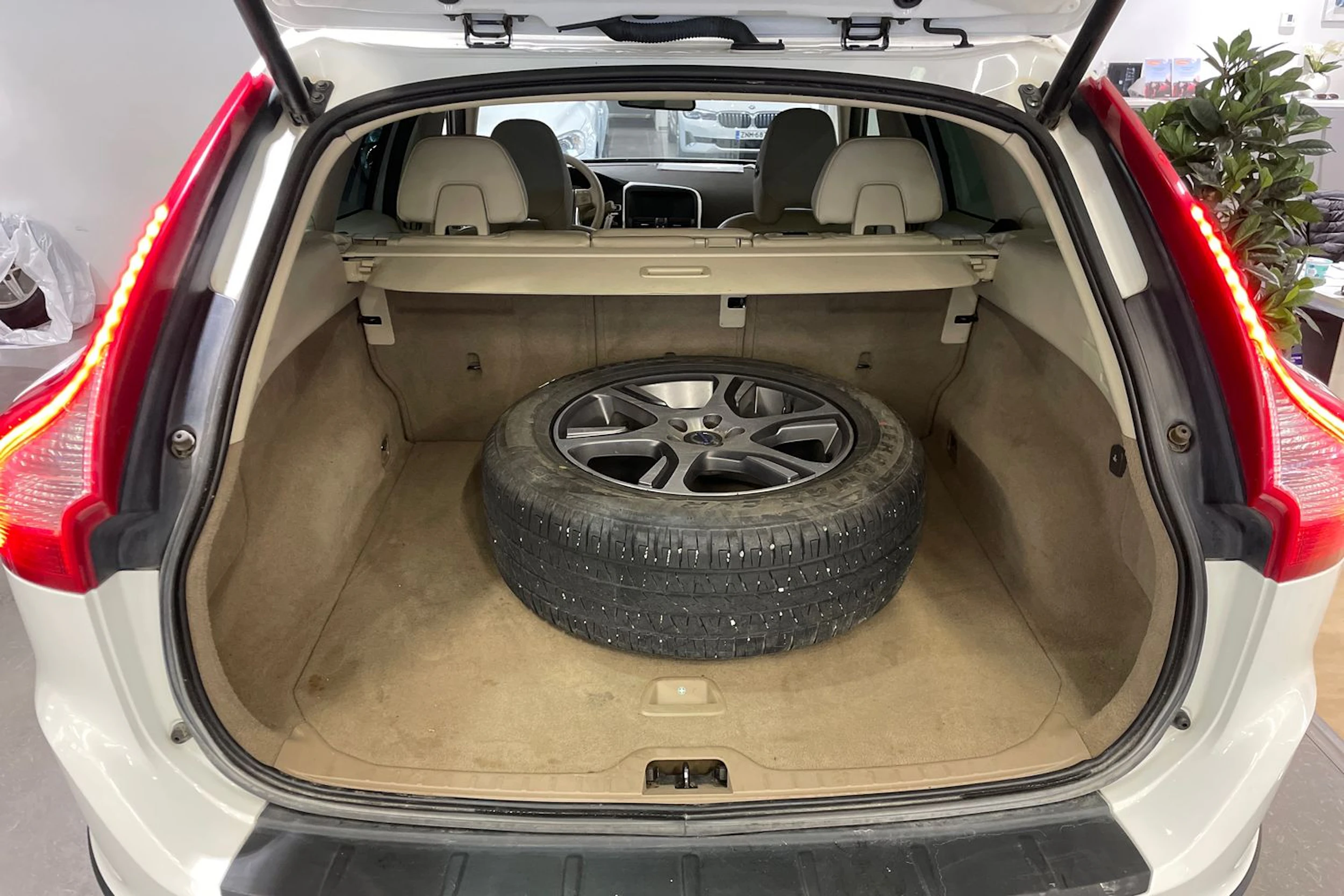 Valkoinen Volvo XC60 2012 kuva 12.