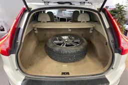 Valkoinen Volvo XC60 2012 kuva 12.