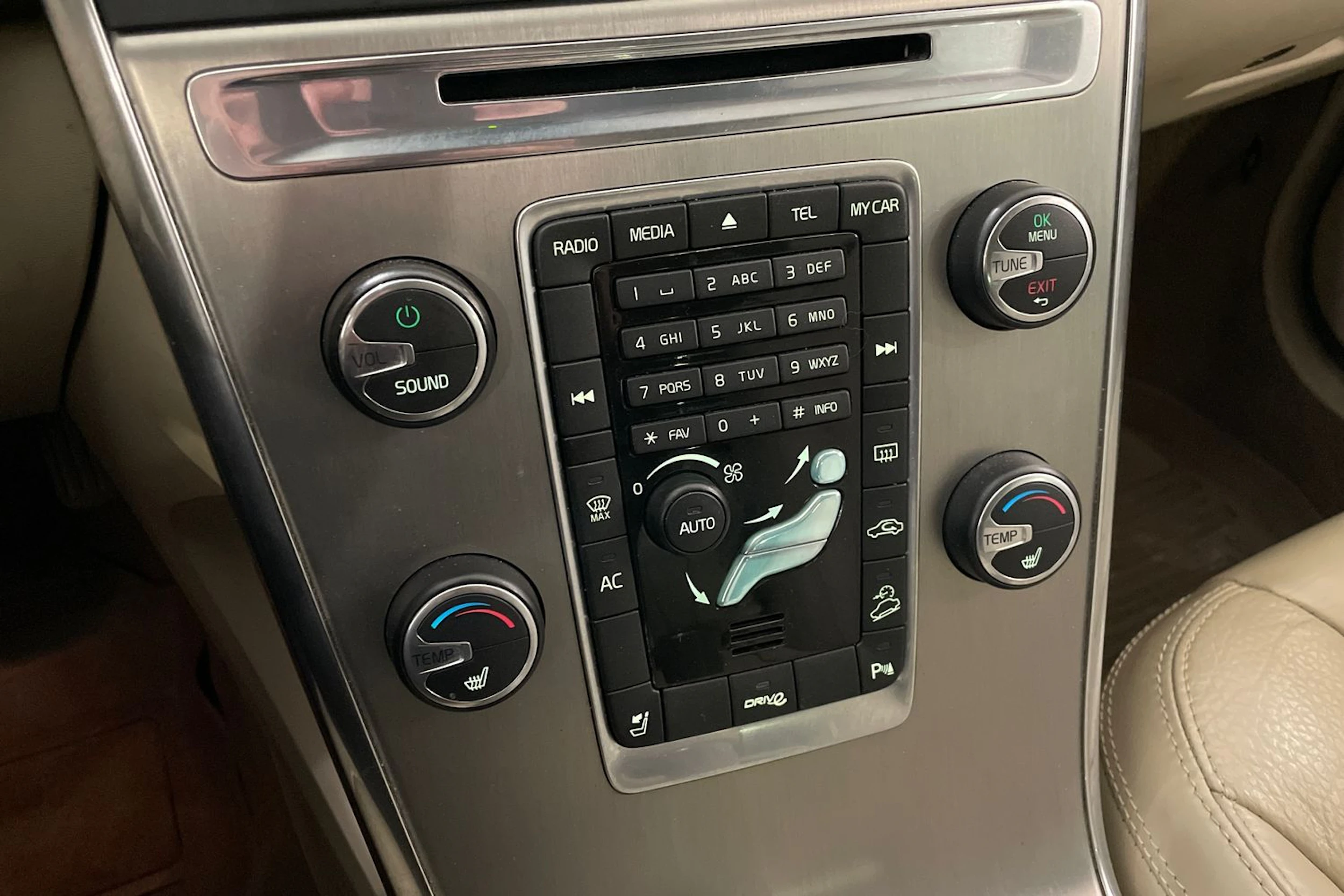 Valkoinen Volvo XC60 2012 kuva 13.