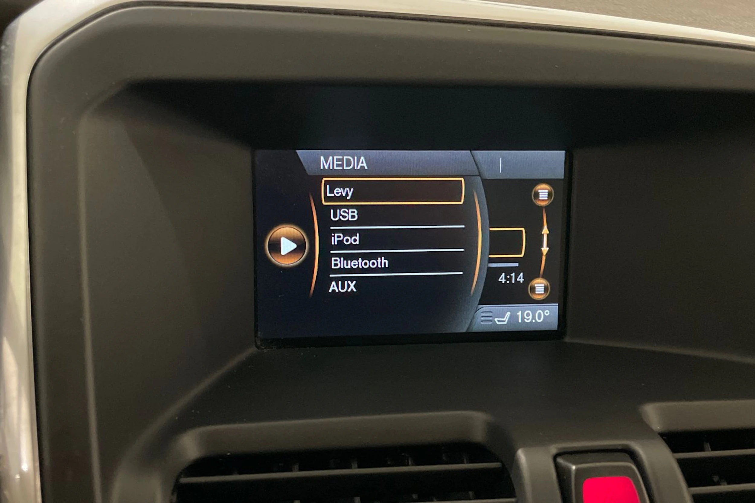 Valkoinen Volvo XC60 2012 kuva 14.