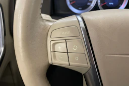 Valkoinen Volvo XC60 2012 kuva 15.