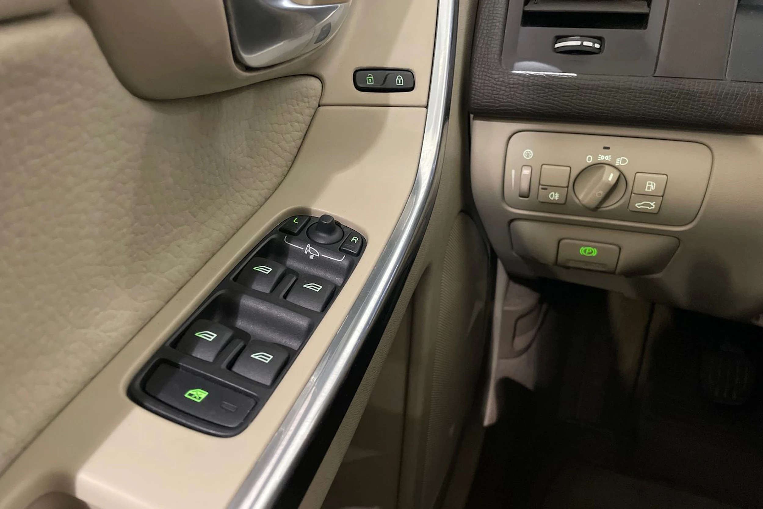 Valkoinen Volvo XC60 2012 kuva 16.