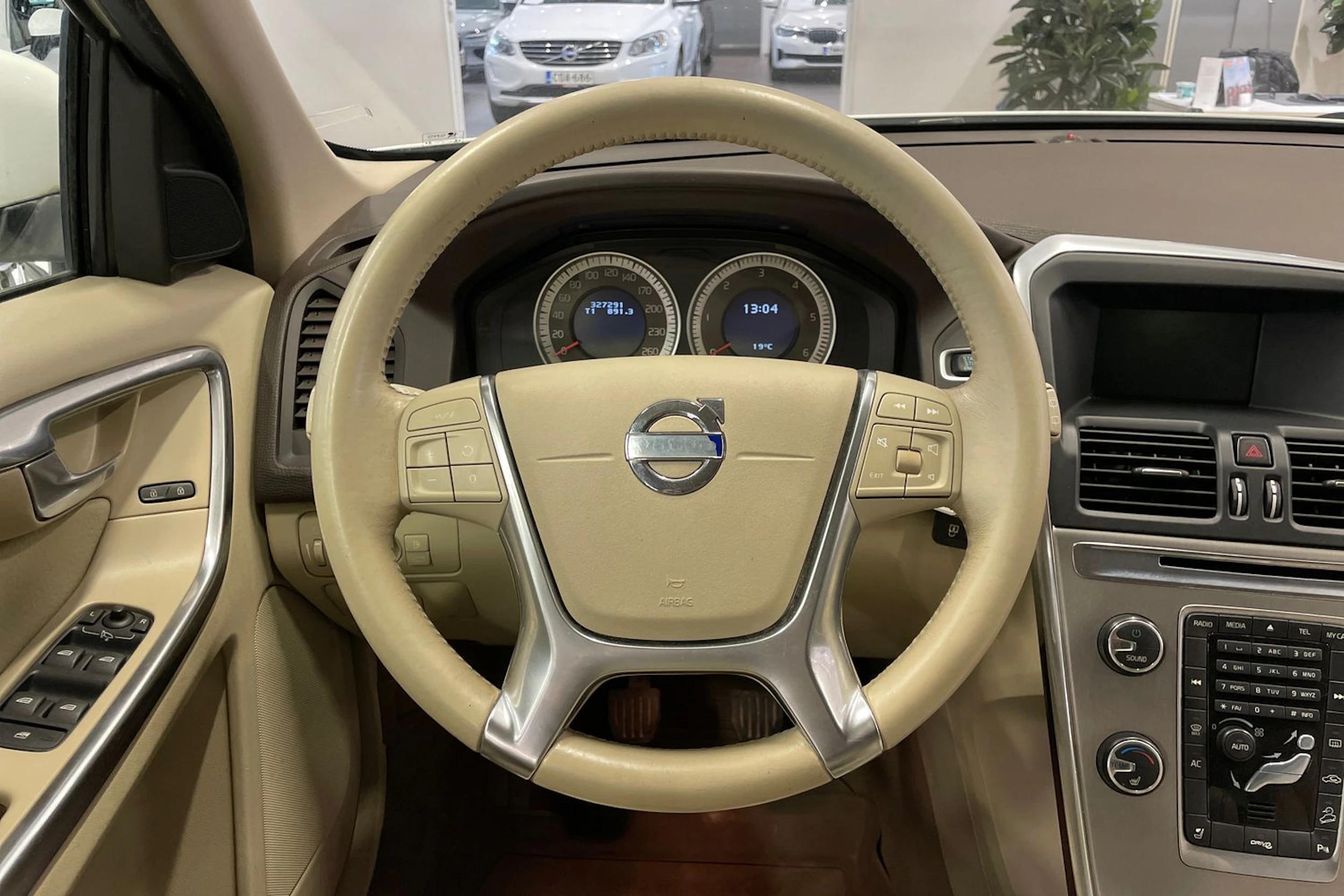 Valkoinen Volvo XC60 2012 kuva 20.