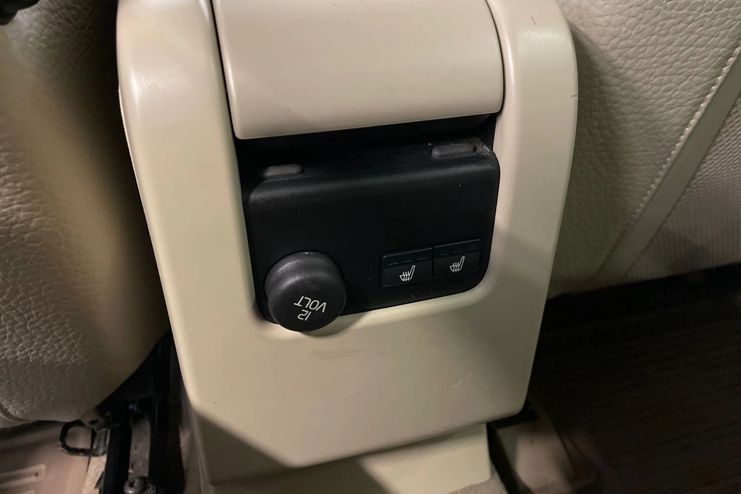 Valkoinen Volvo XC60 2012 kuva 21.