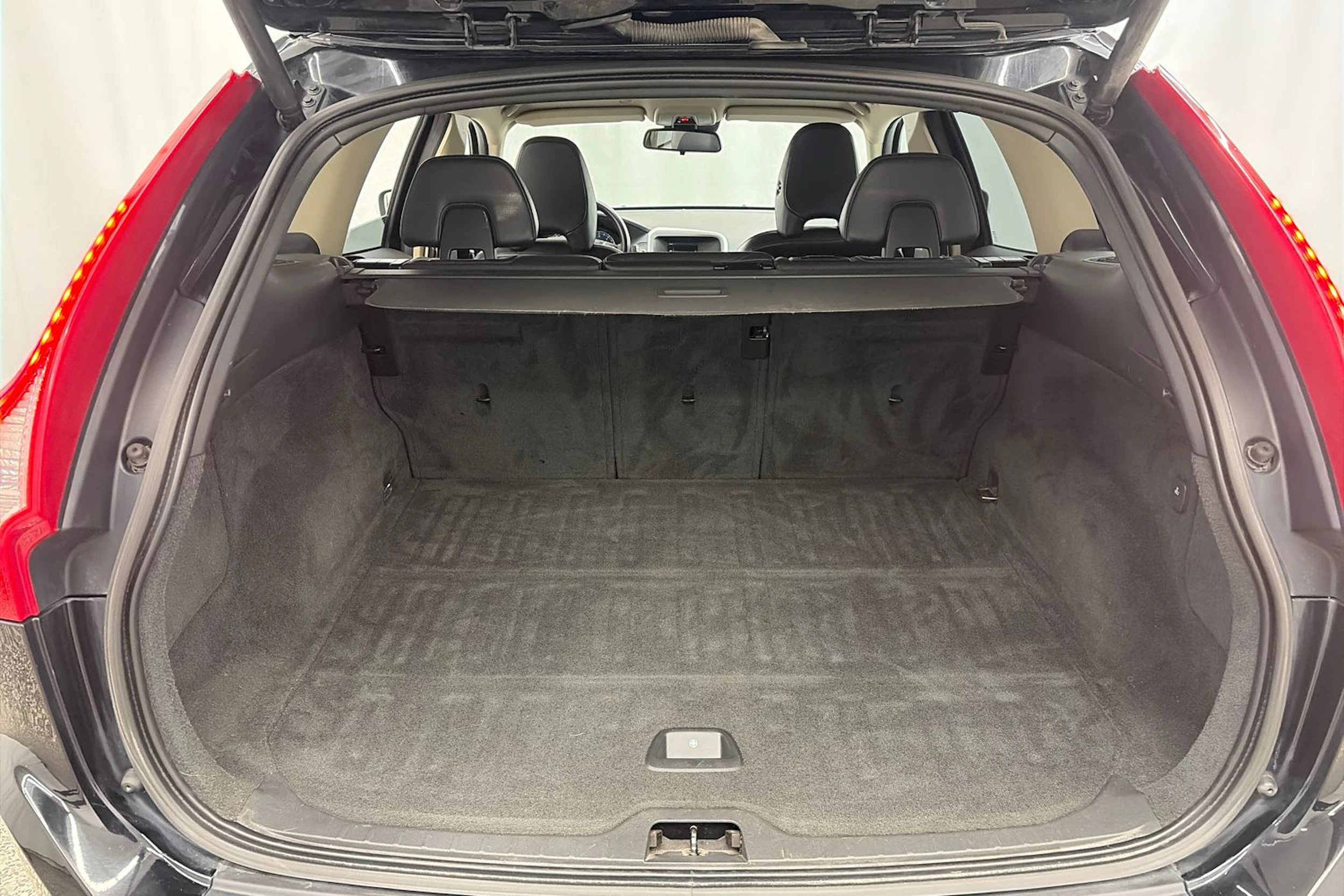 Musta Volvo XC60 2012 kuva 11.