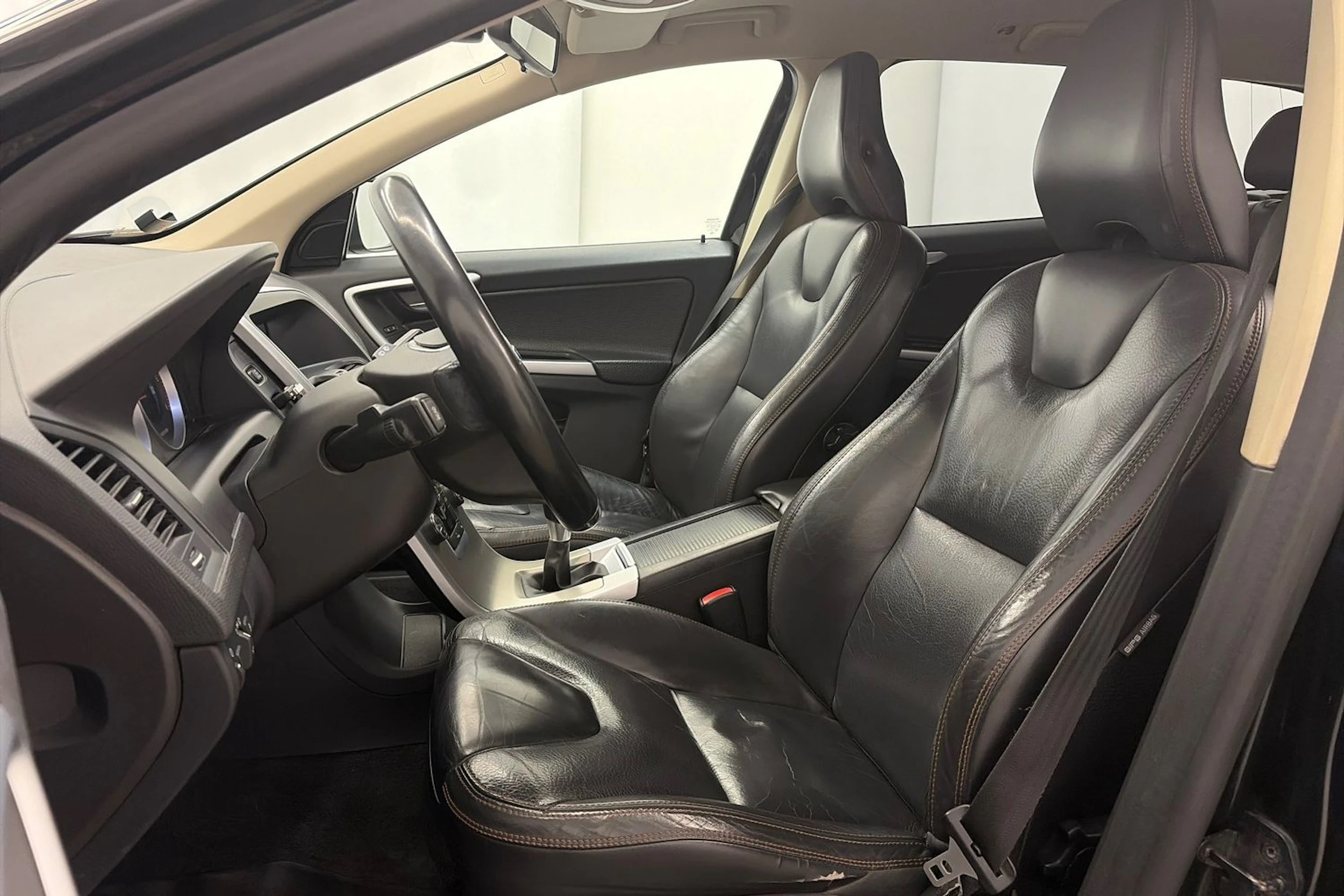 Musta Volvo XC60 2012 kuva 13.