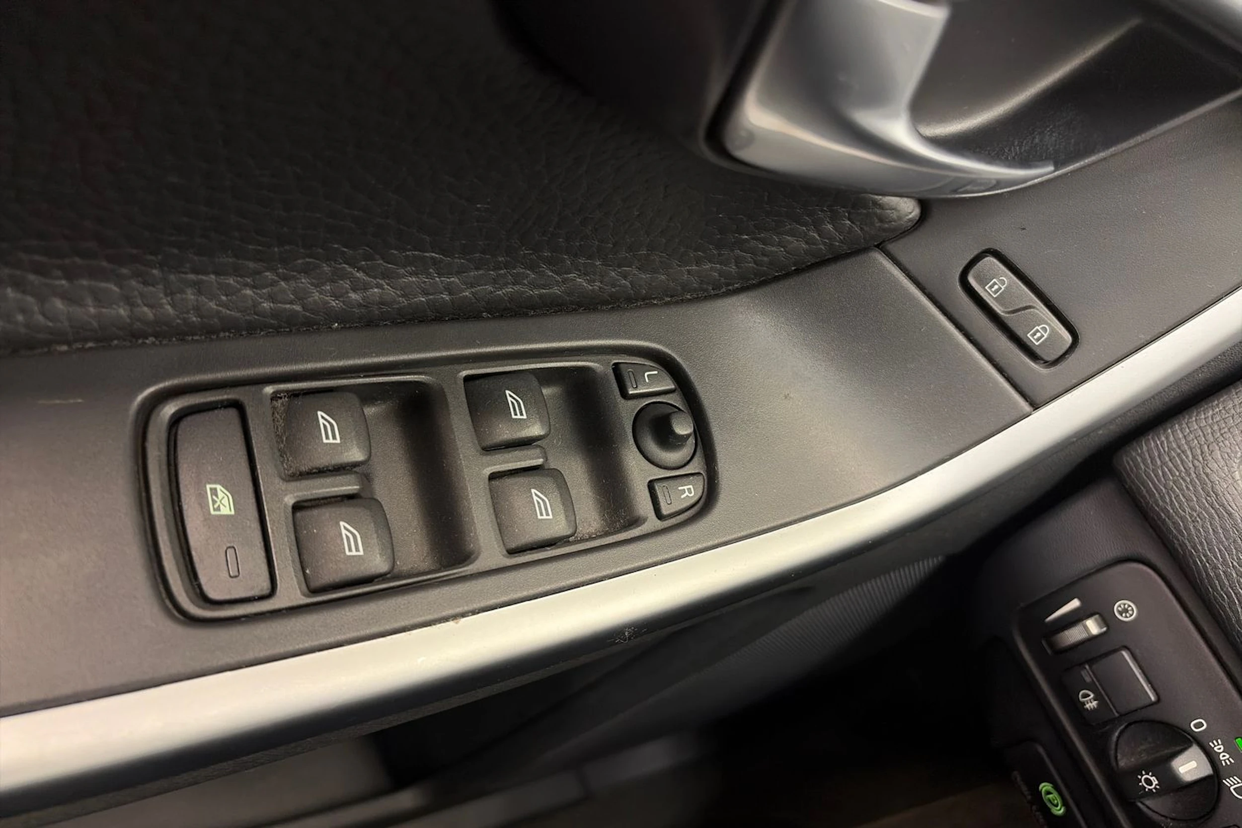 Musta Volvo XC60 2012 kuva 23.