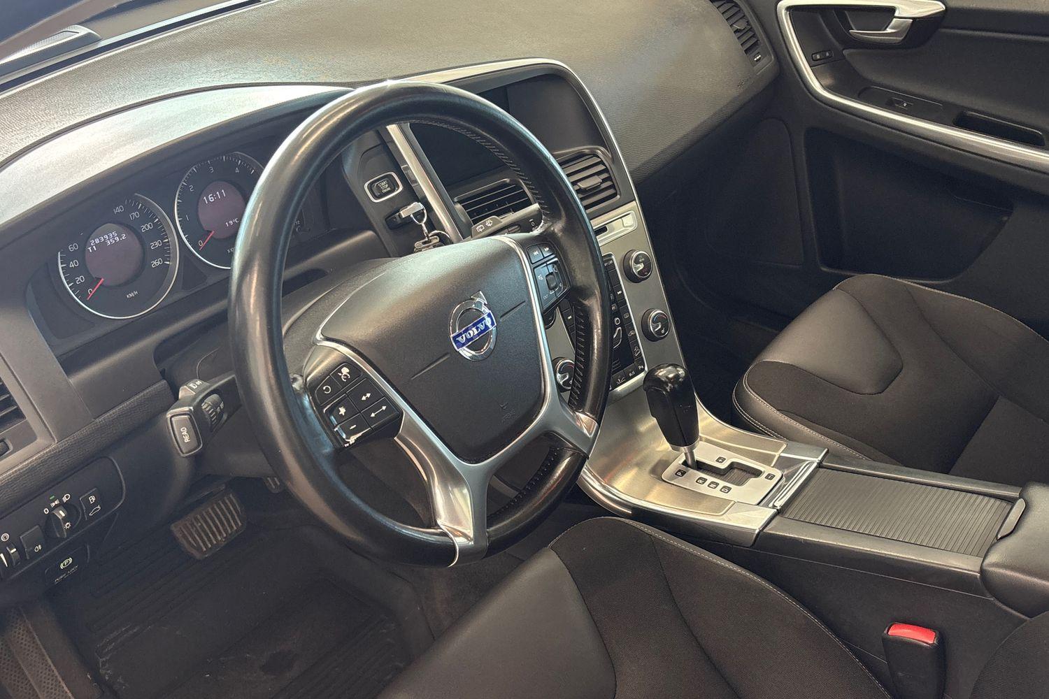 Volvo XC60 D3 AWD Momentum aut 2012, kuva 6/39