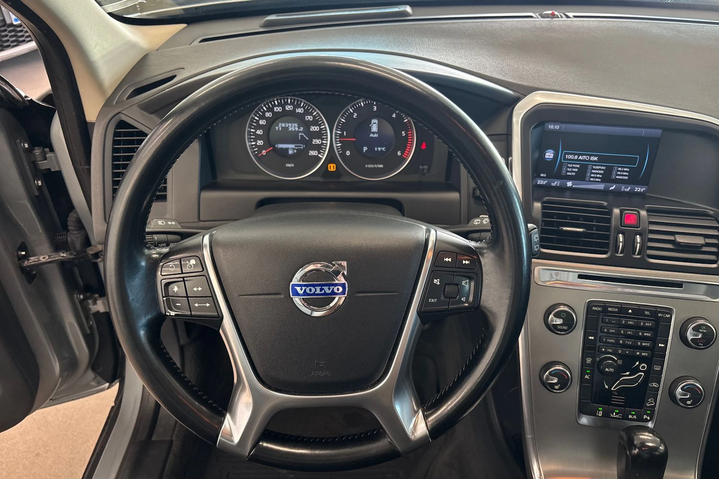harmaa Volvo XC60 2012 kuva 33.