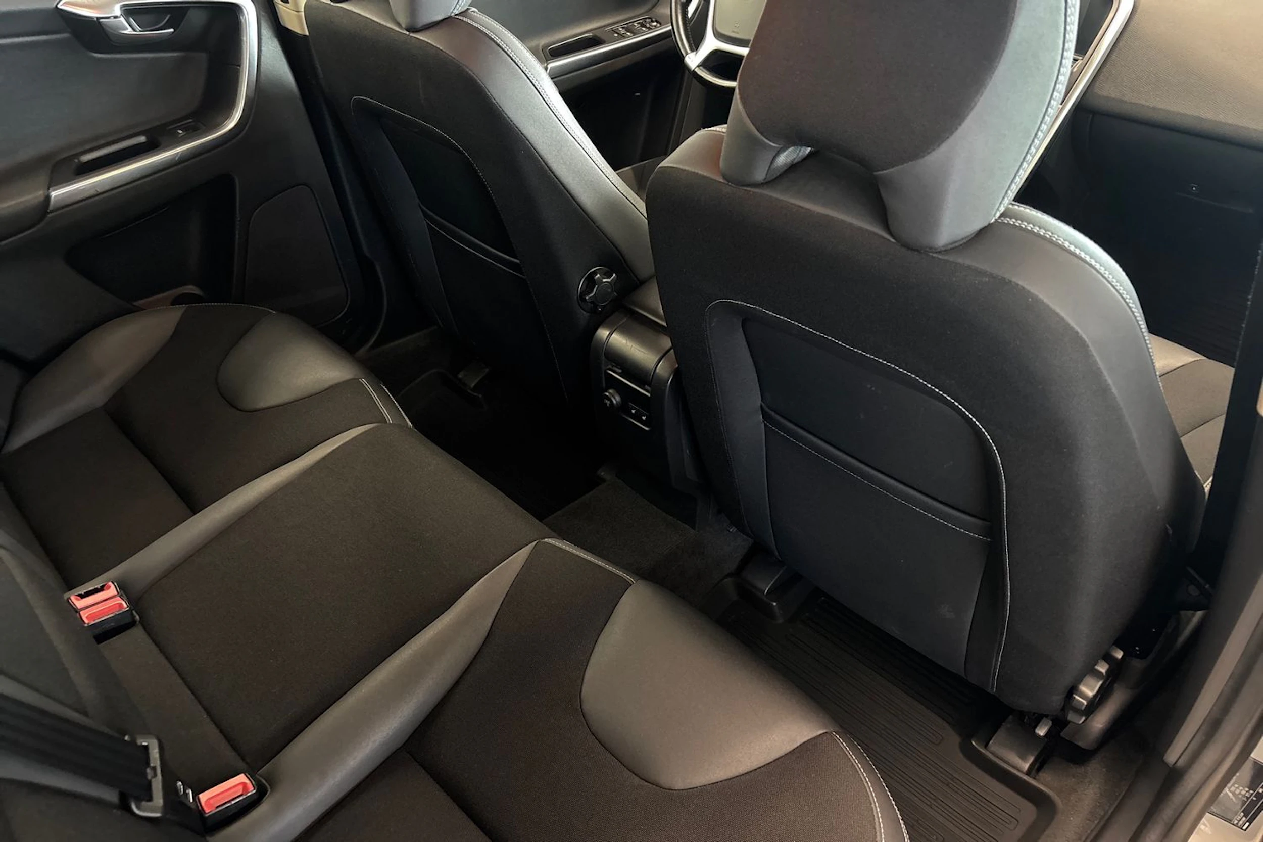 harmaa Volvo XC60 2012 kuva 37.