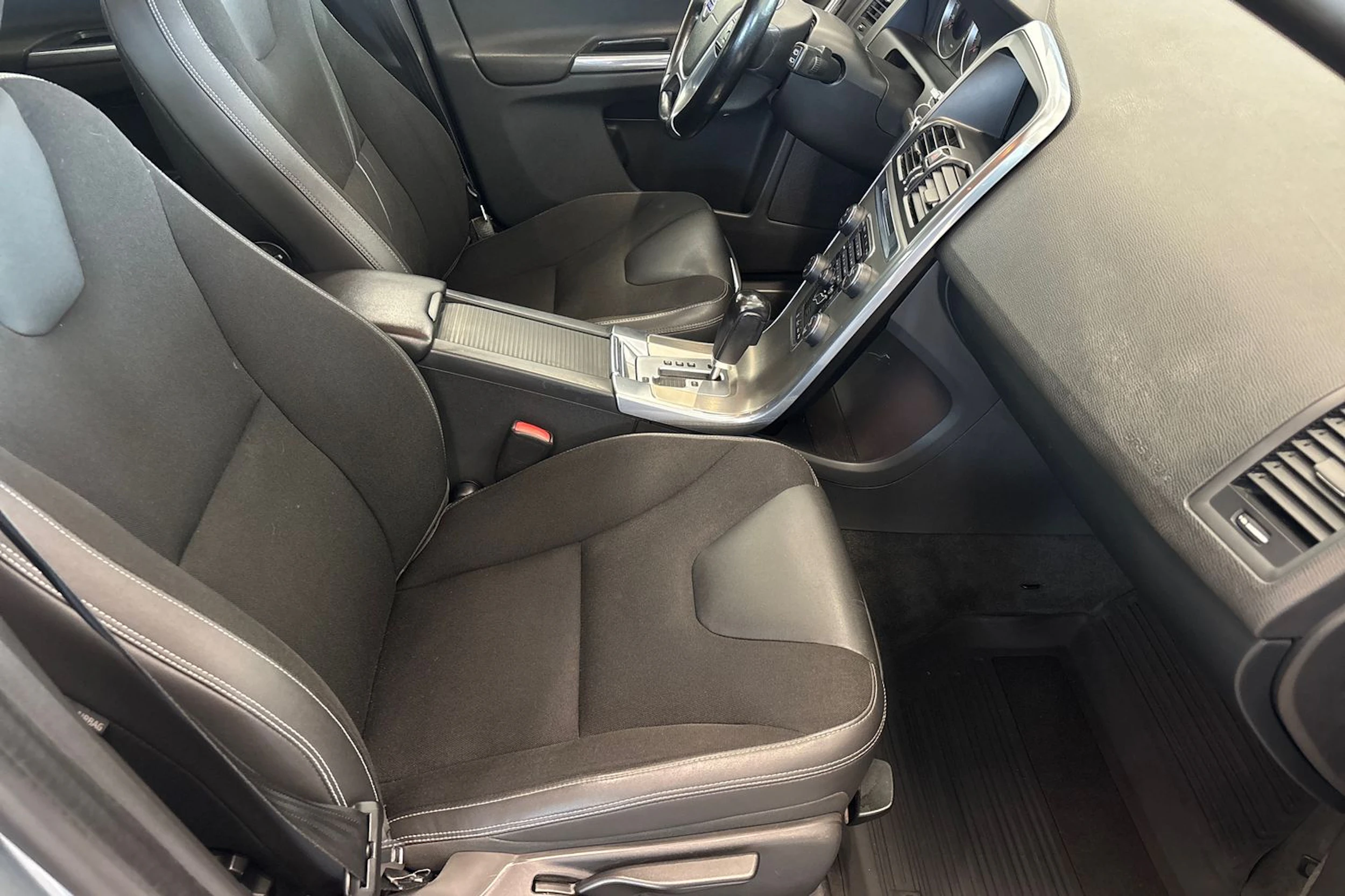 harmaa Volvo XC60 2012 kuva 38.