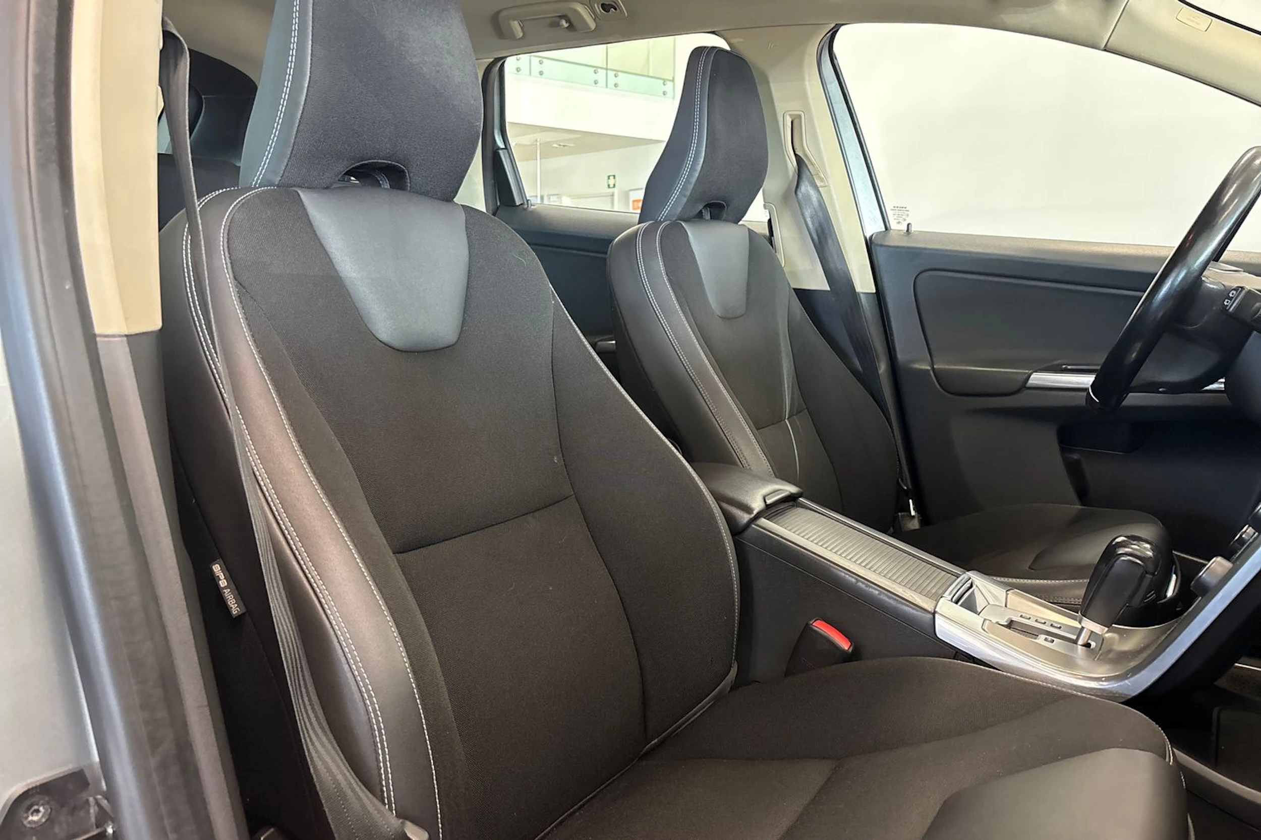 harmaa Volvo XC60 2012 kuva 39.