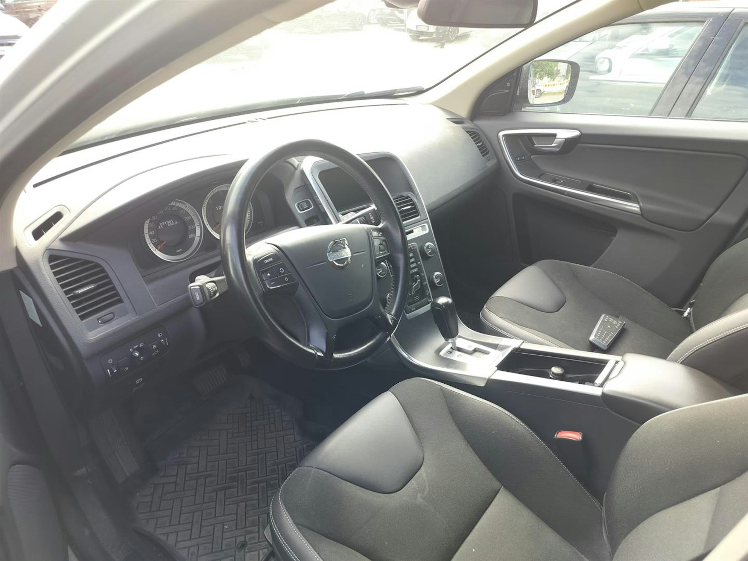 harmaa Volvo XC60 2012 kuva 3.