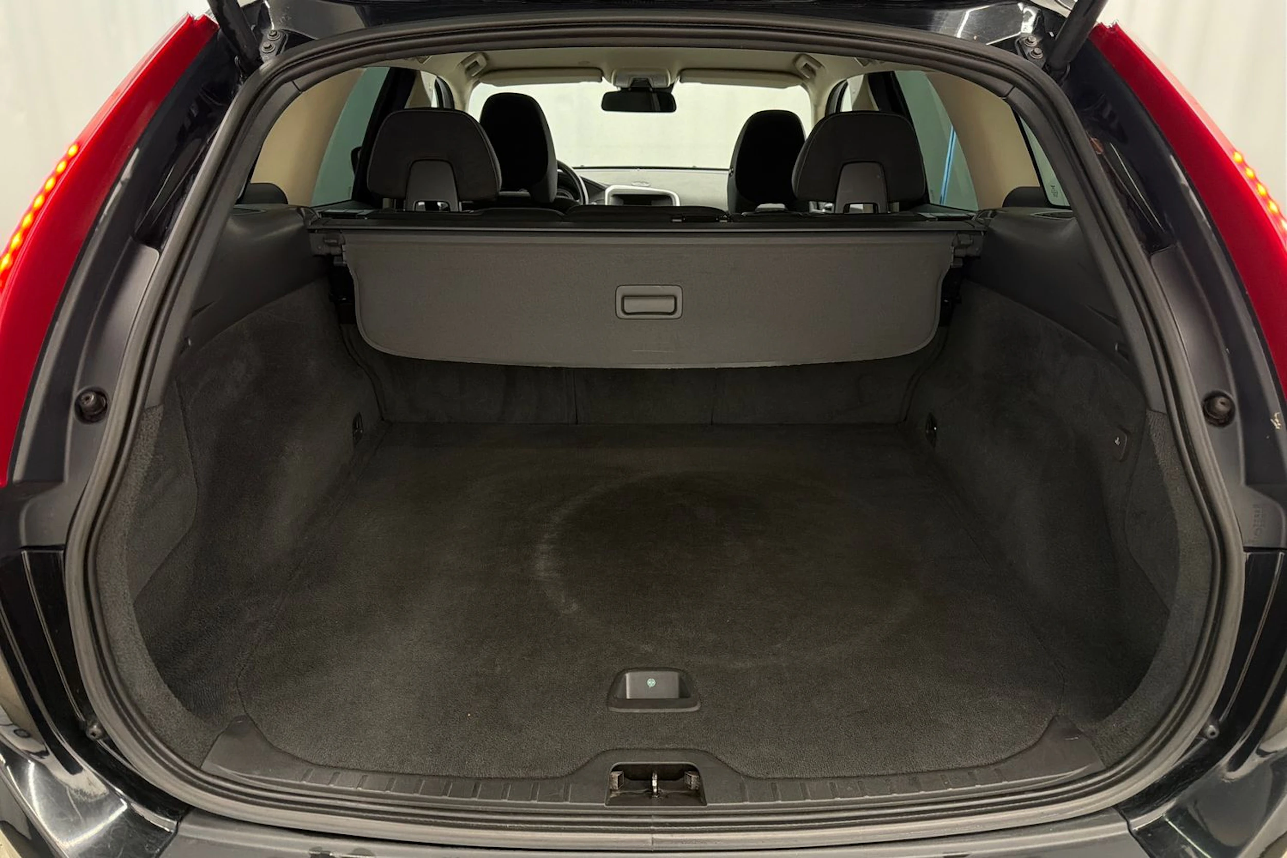 musta Volvo XC60 2012 kuva 13.