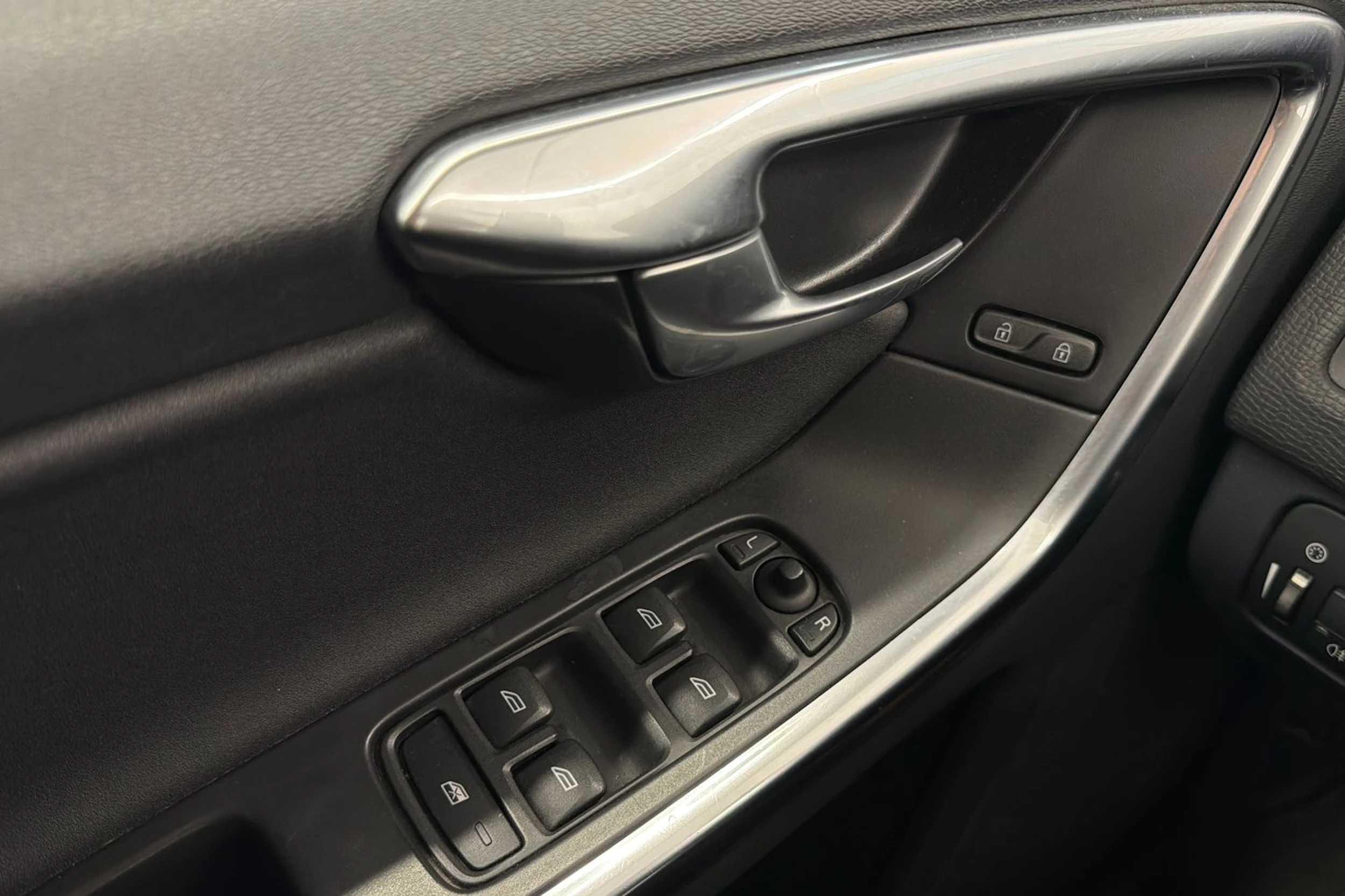 musta Volvo XC60 2012 kuva 16.