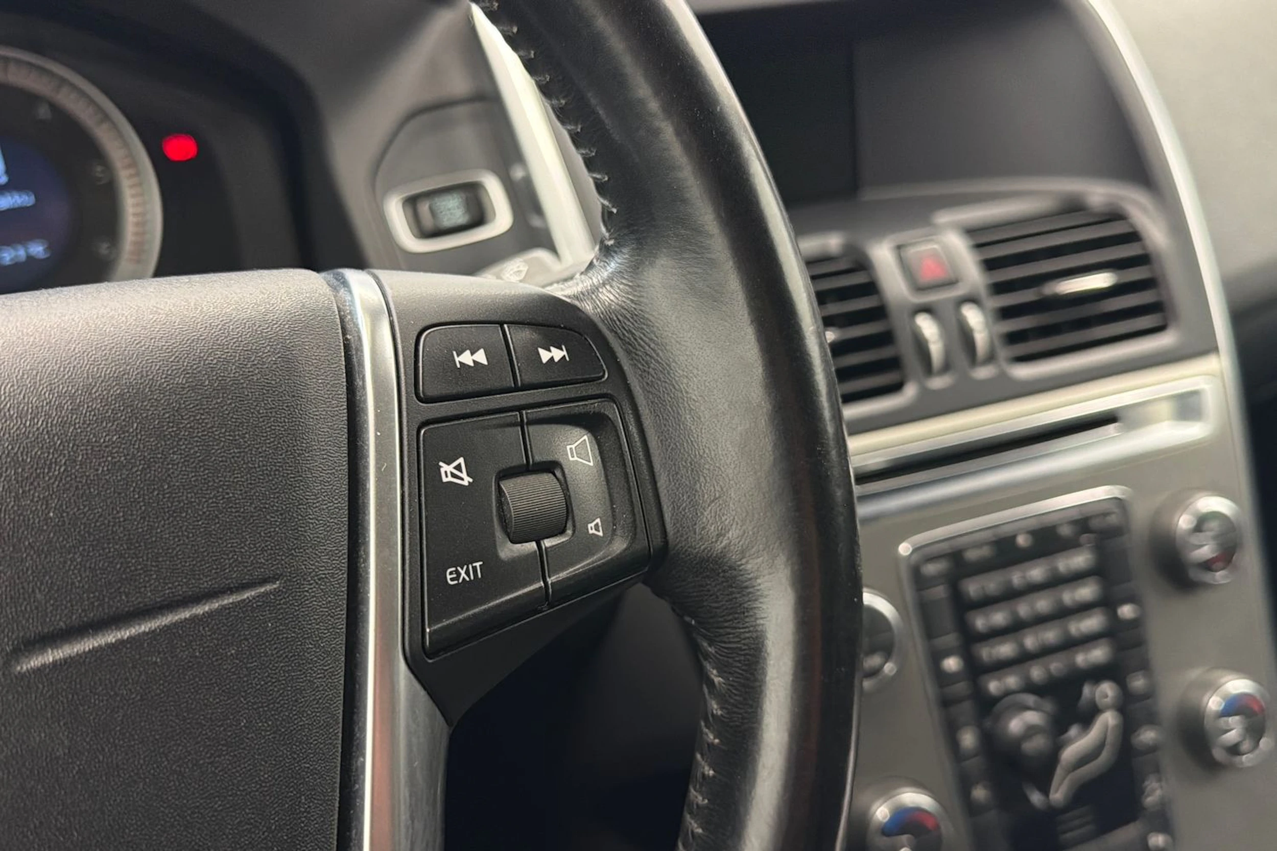 musta Volvo XC60 2012 kuva 19.