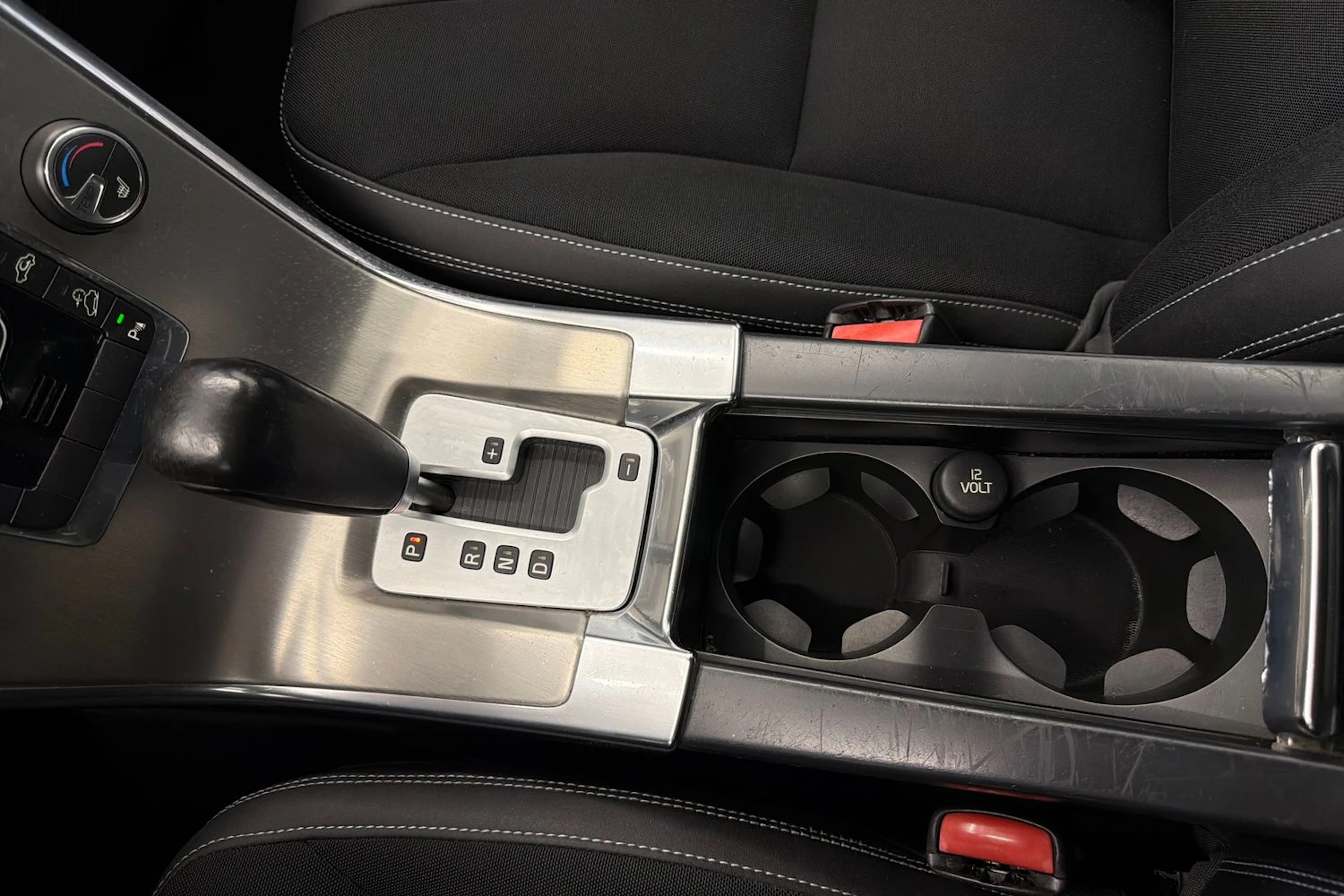 musta Volvo XC60 2012 kuva 21.