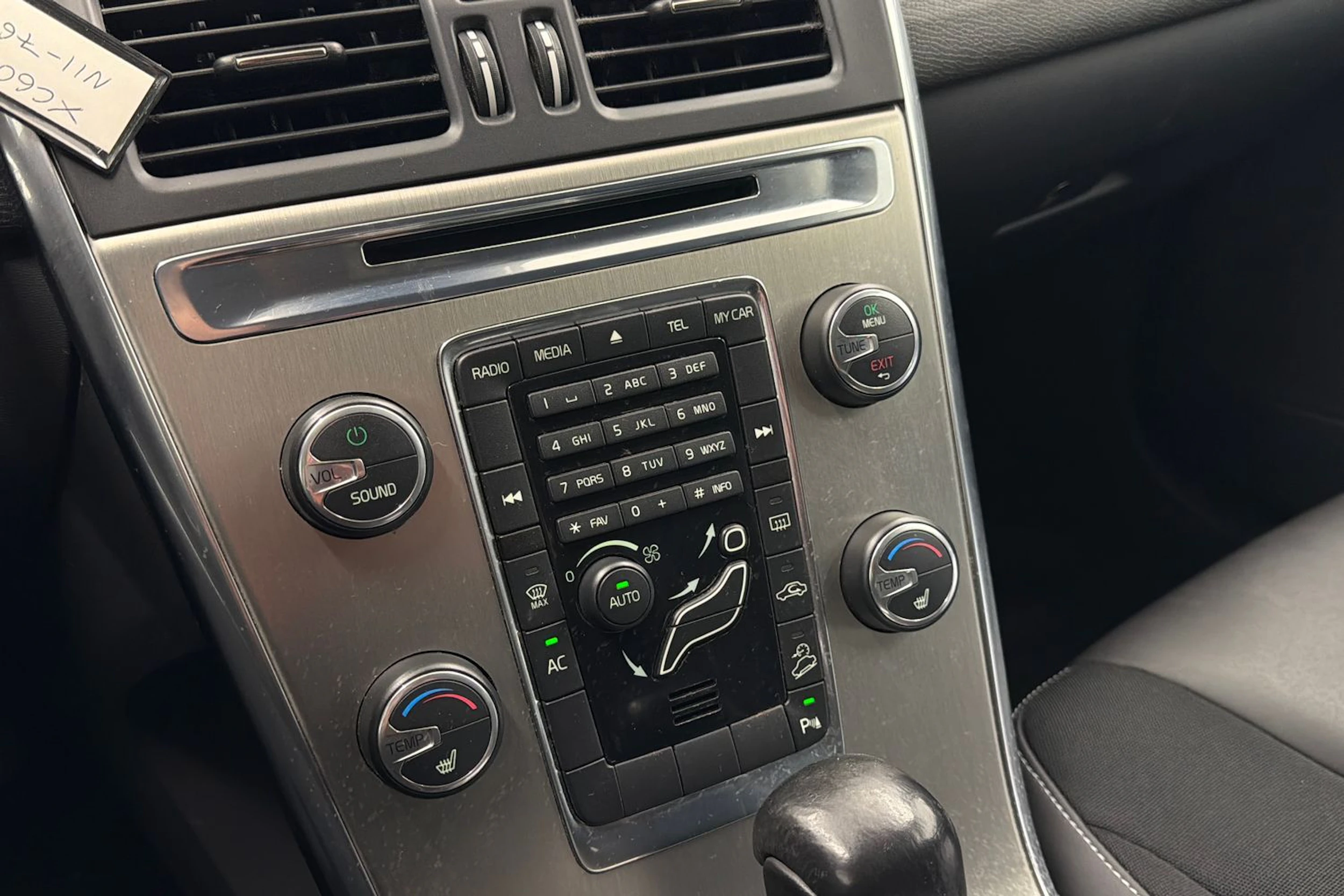 musta Volvo XC60 2012 kuva 22.
