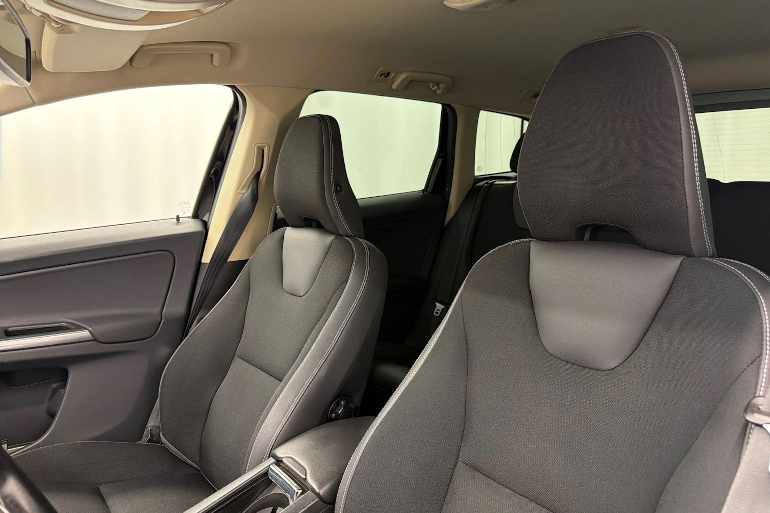 musta Volvo XC60 2012 kuva 26.